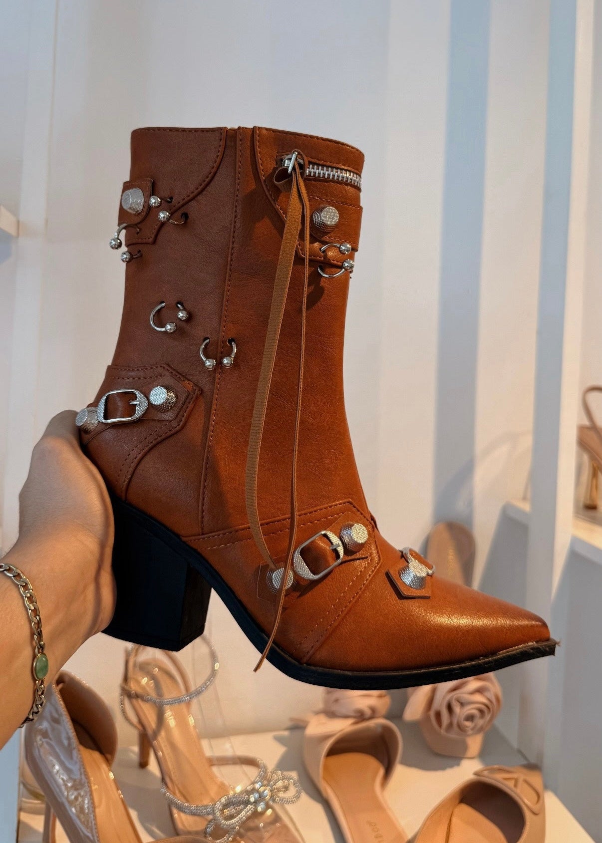 TOE RING BOOTS CAFÉ