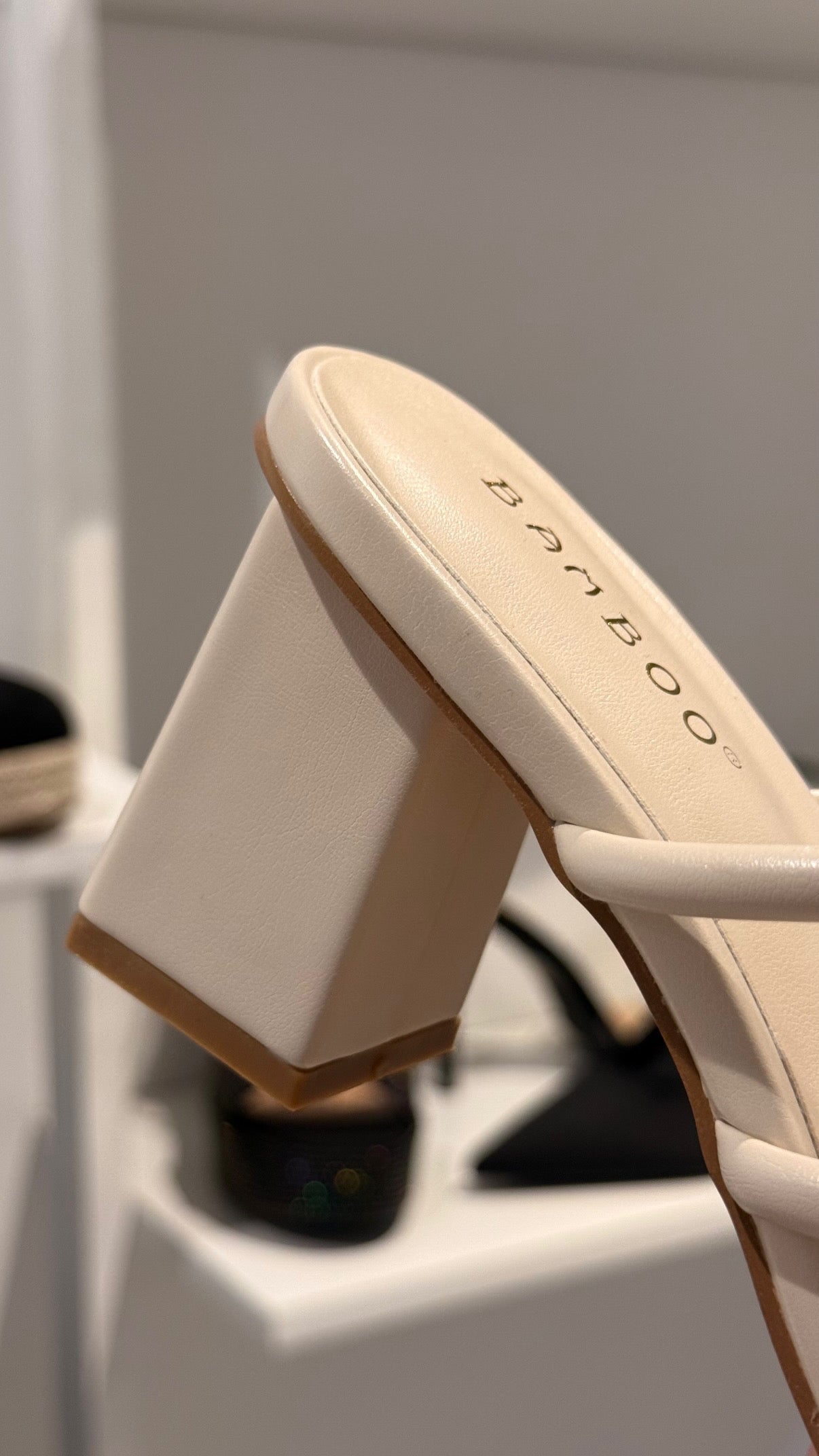 BLOCK HEELS LATTE CON ANILLO