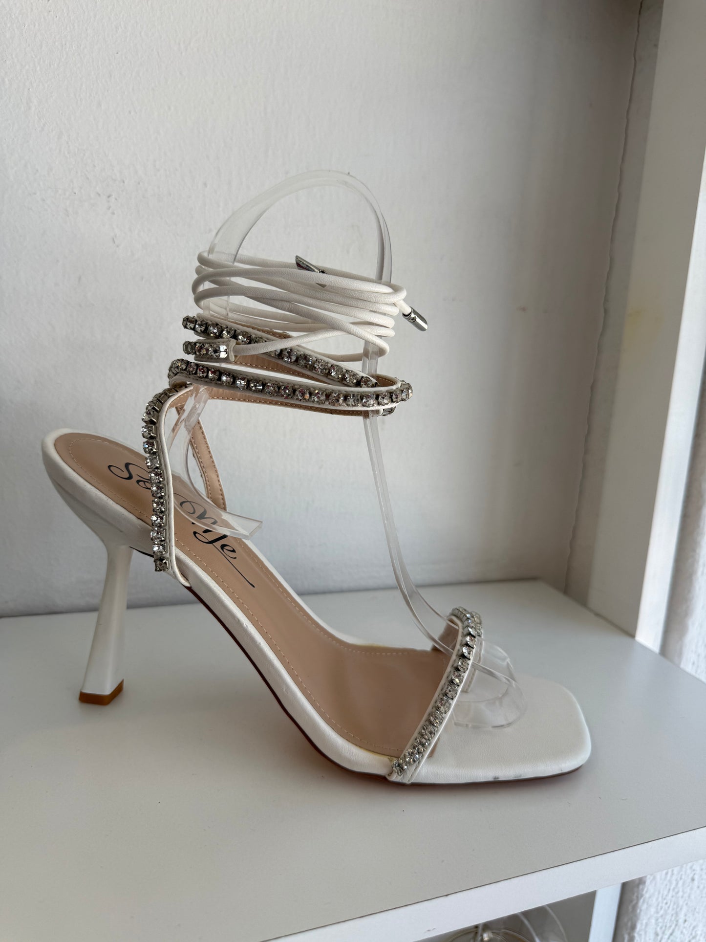 HEELS PIEDRITAS STRAPS BLANCOS