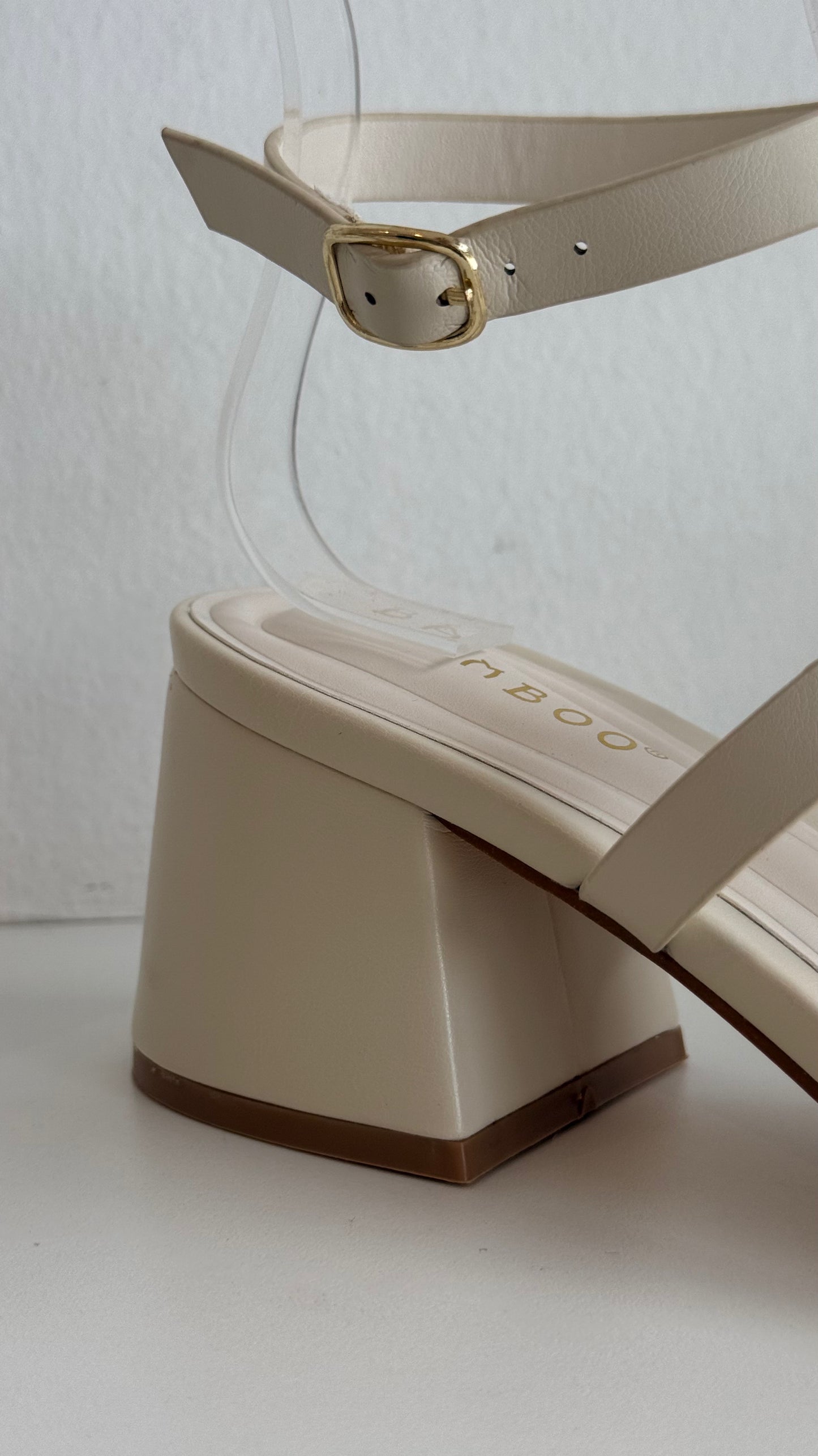 BLOCK HEELS CON DETALLE DORADO LATTE