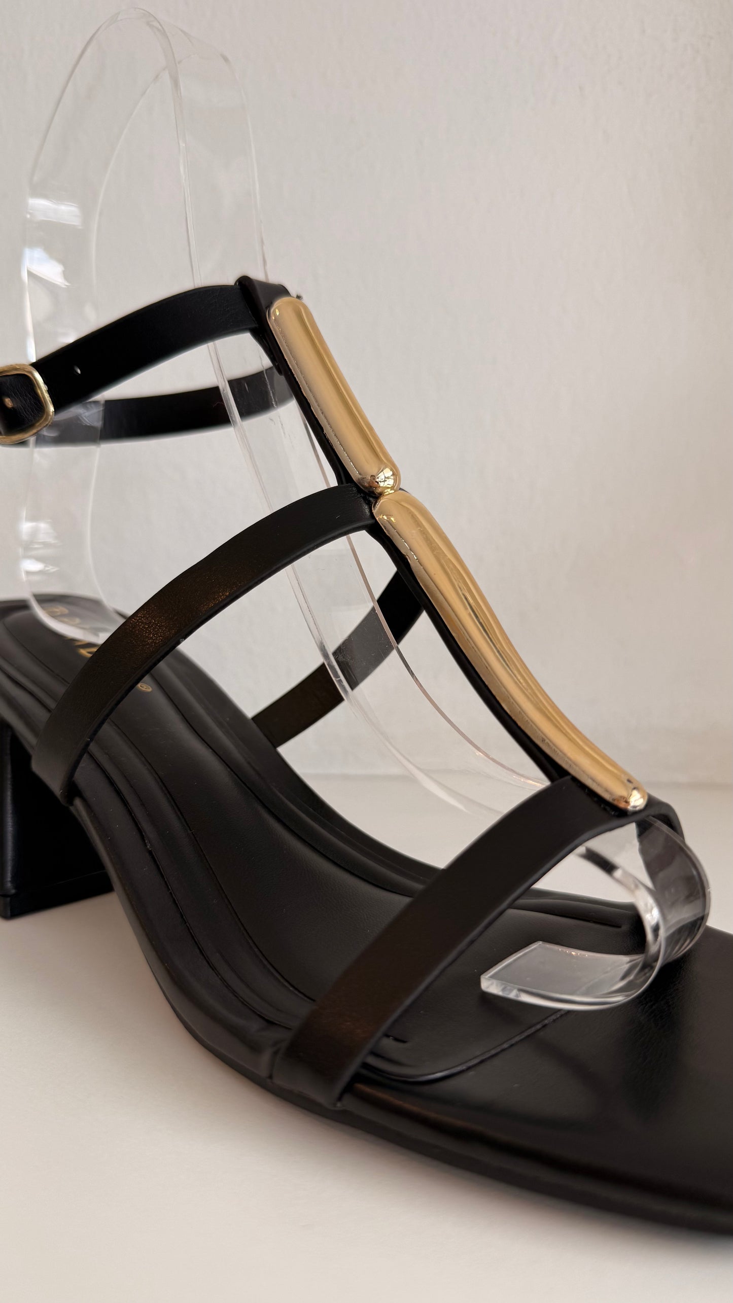 BLOCK HEELS NEGROS CON DETALLE DORADO