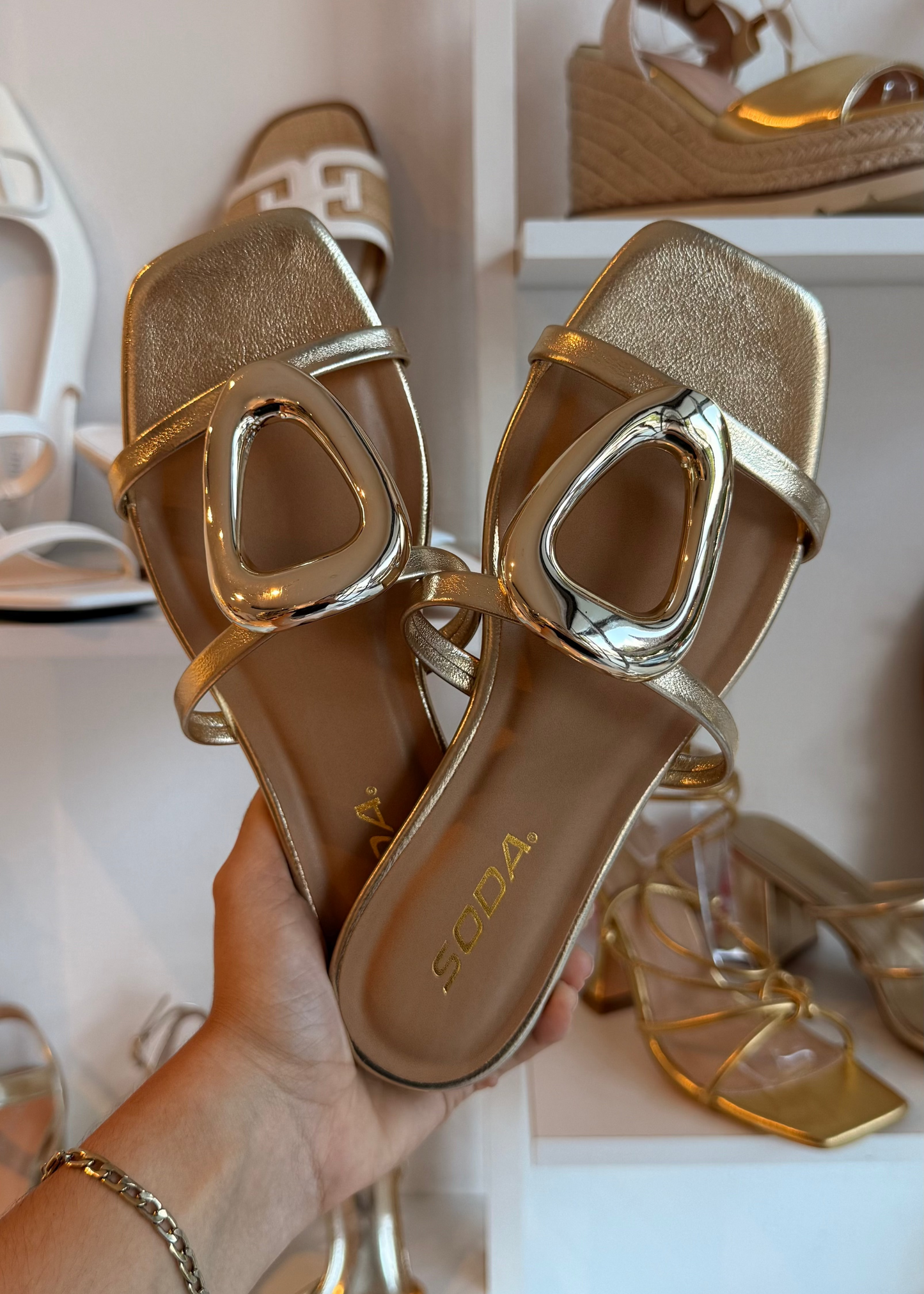 SANDALIAS ÓVALO DORADO