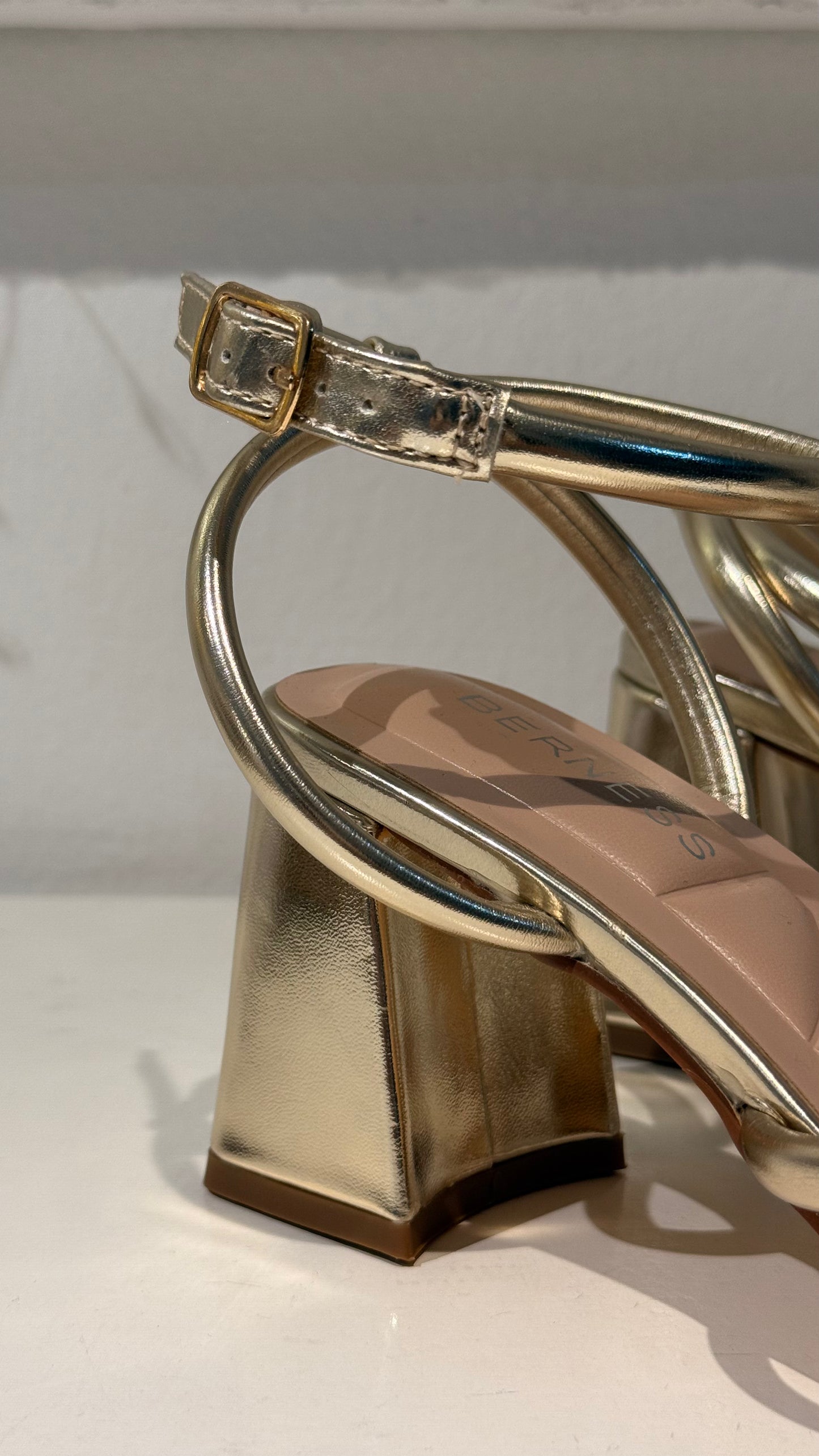 BLOCK HEELS DORADOS PULSERA BERNESS