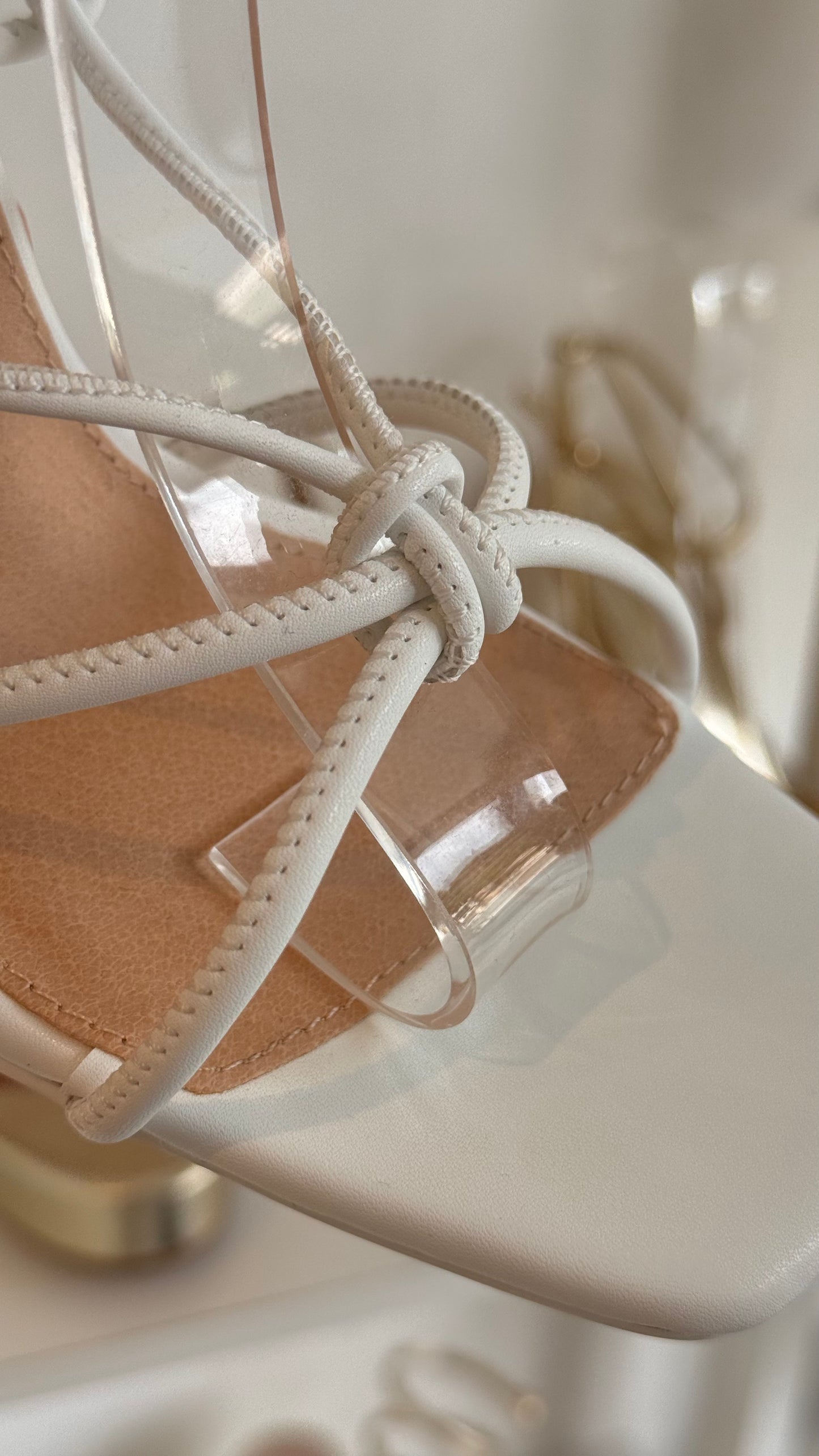 HEELS BLANCOS TACÓN COPA CON STRAPS