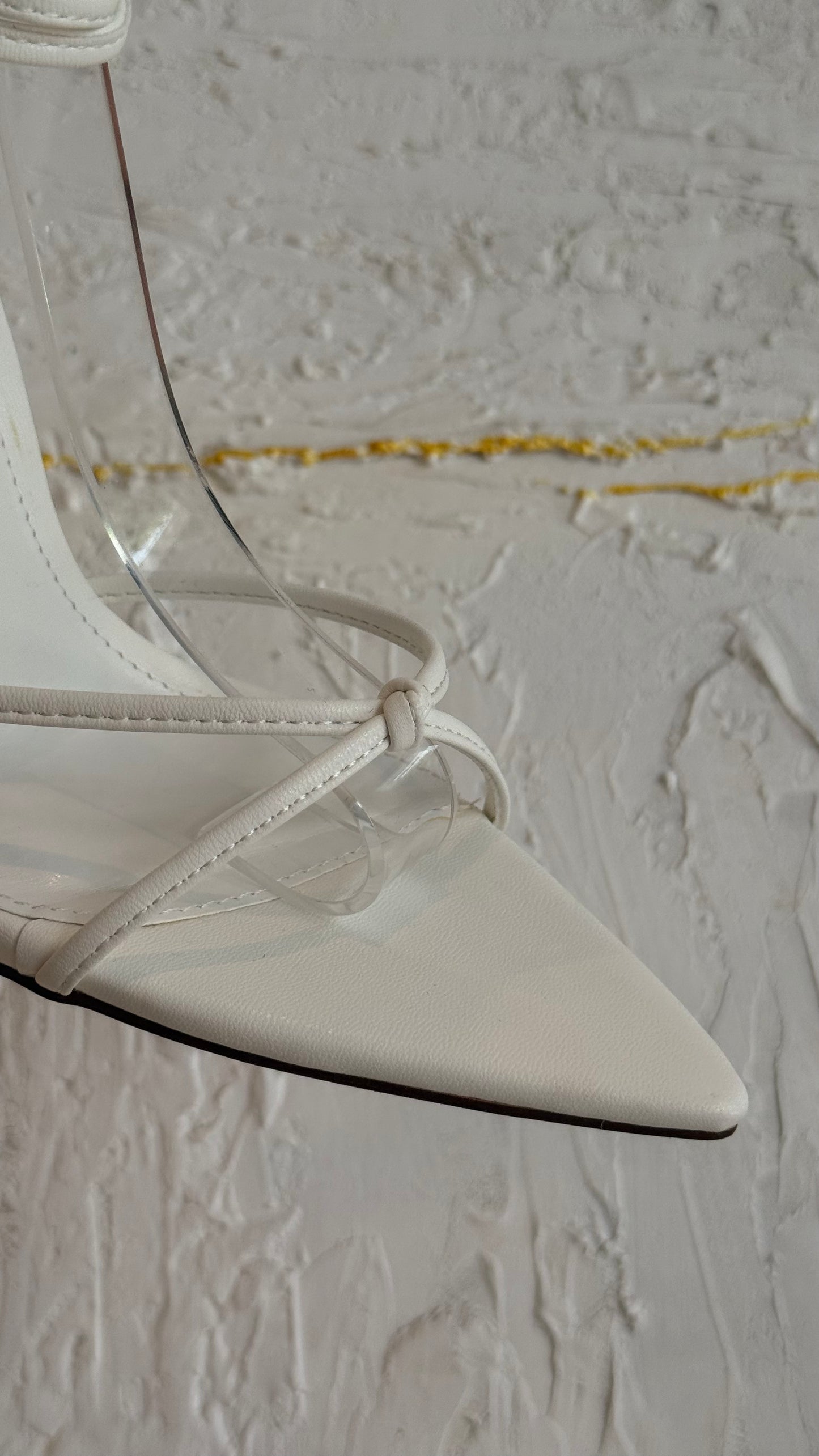 HEELS BLANCOS PUNTA PICO DE STRAPS