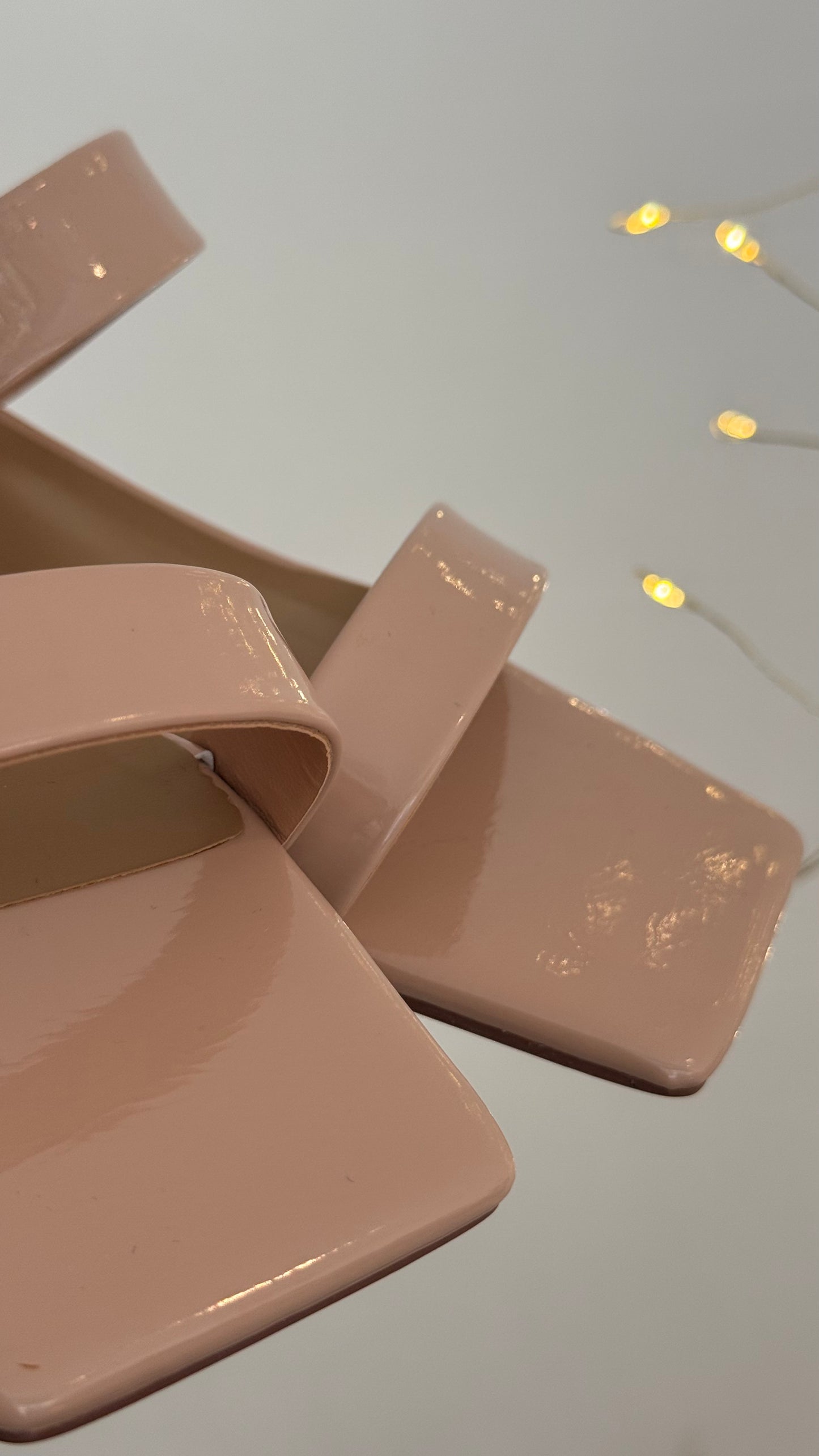 SANDALIAS CON TACONCITO NUDE CHAROL