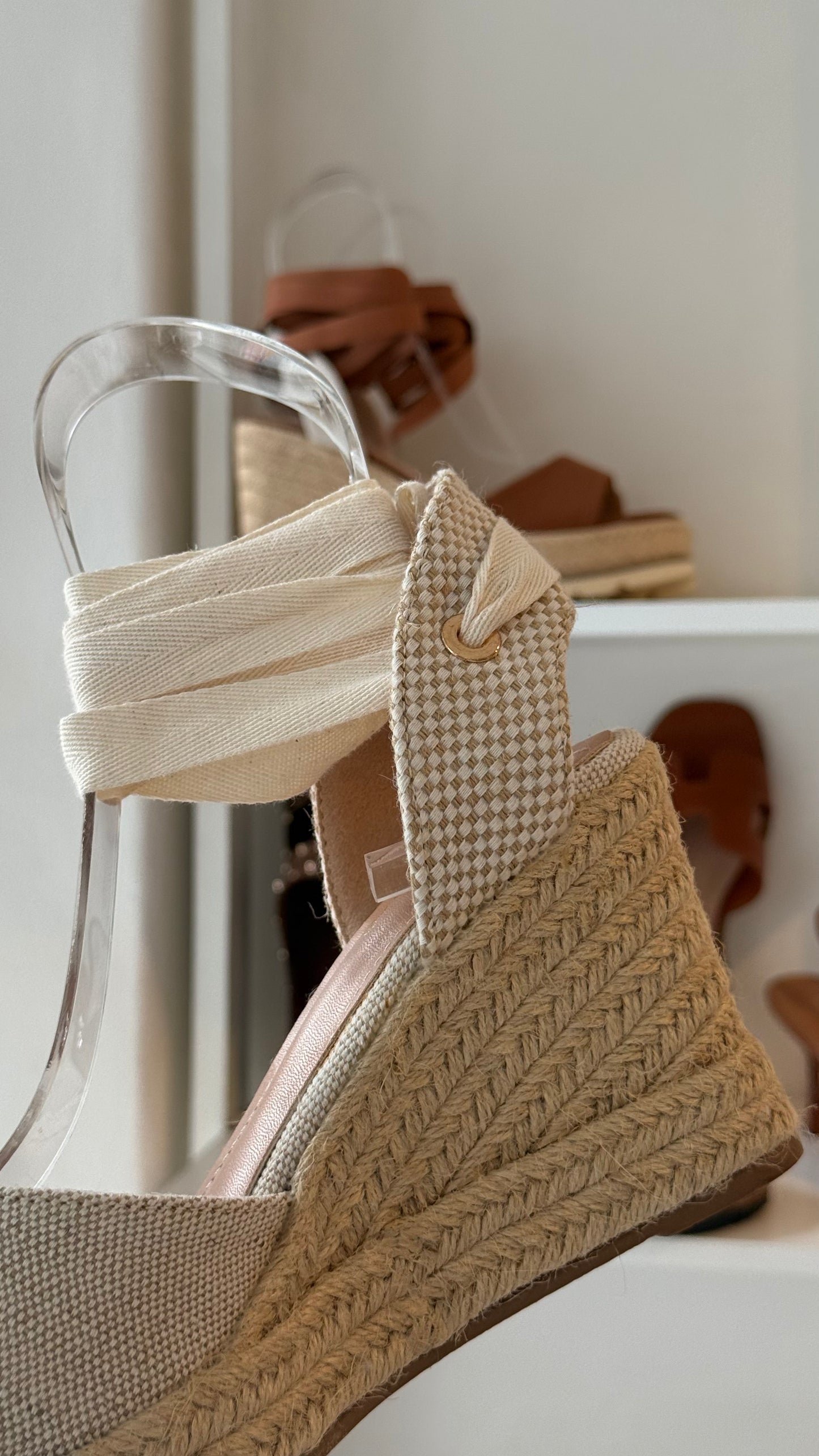 ALPARGATA LATTE CERRADA CON LISTONES