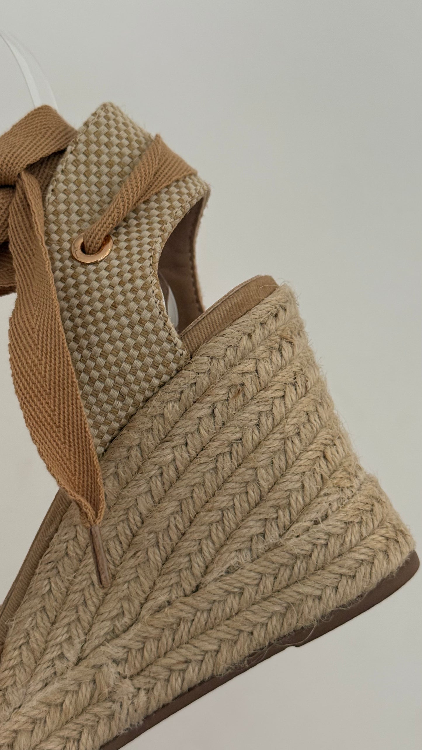 ALPARGATA CAFÉ CERRADA CON LISTONES