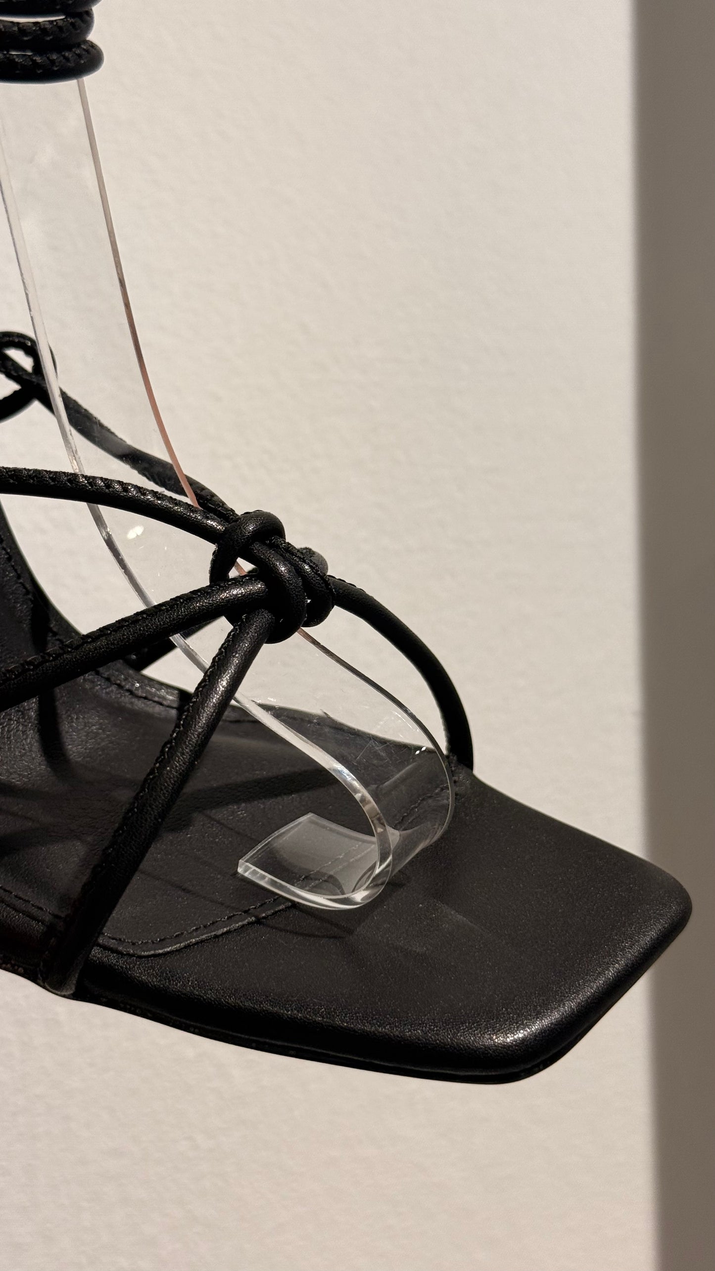 HEELS NEGROS TACÓN COPA CON STRAPS