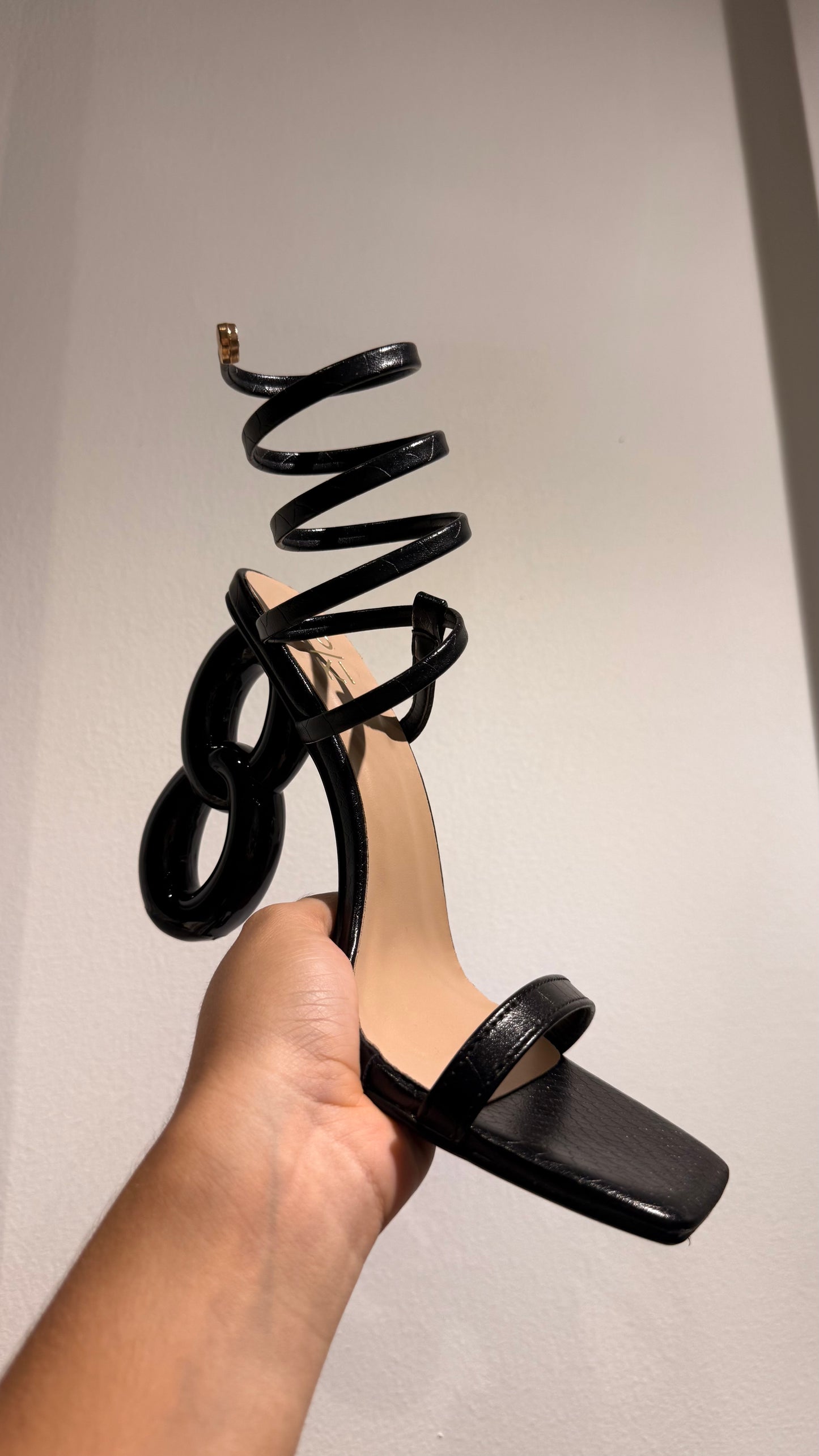 HEELS NEGROS TACÓN CADENA ESPIRAL SUELA CROCO