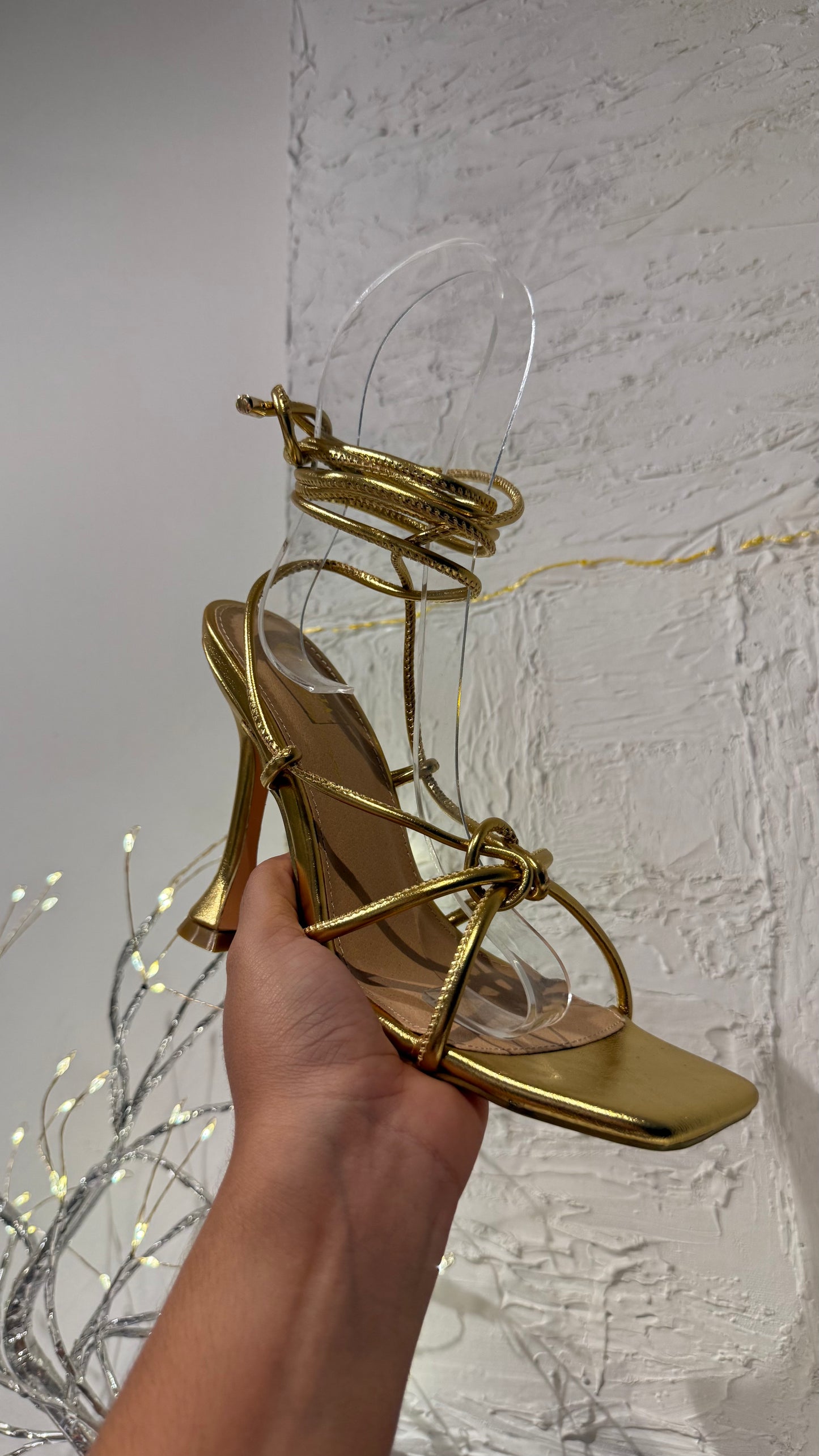 HEELS DORADOS TACÓN COPA CON STRAPS