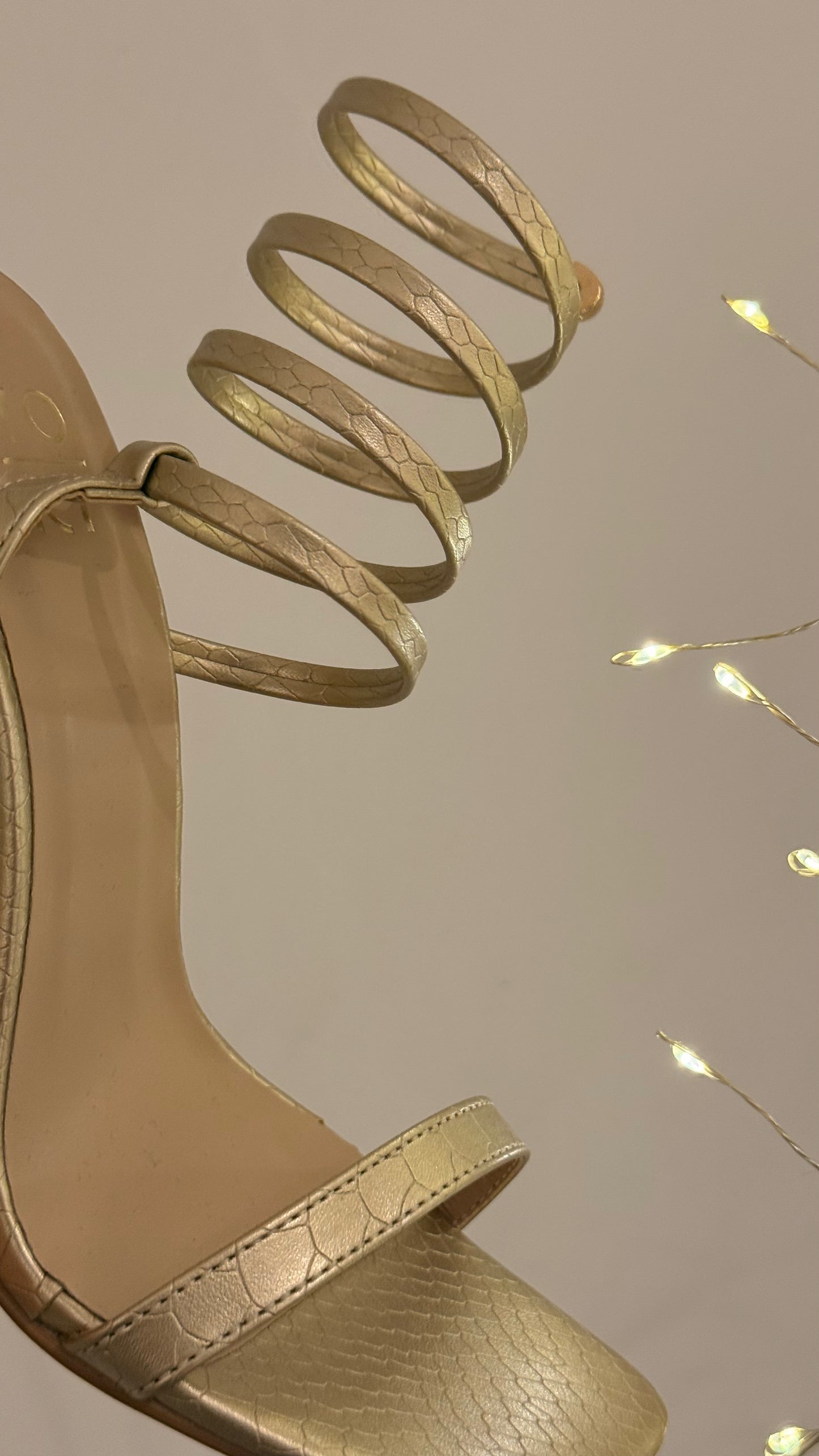 HEELS DORADOS TACÓN CADENA ESPIRAL SUELA CROCO