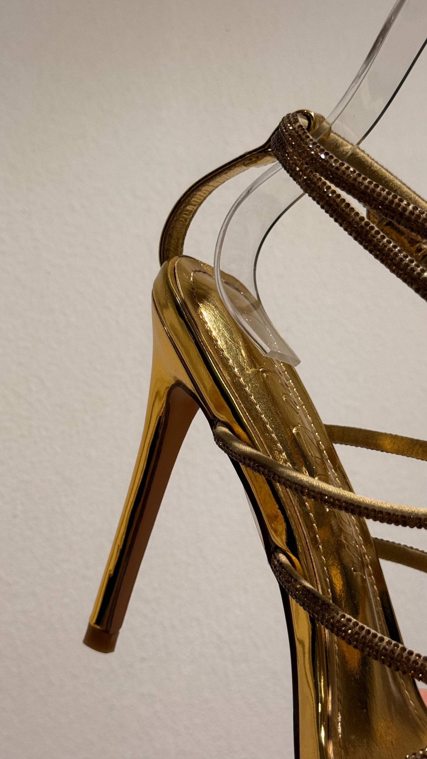 HEELS DORADOS PUNTA PICO CON BRILLITOS