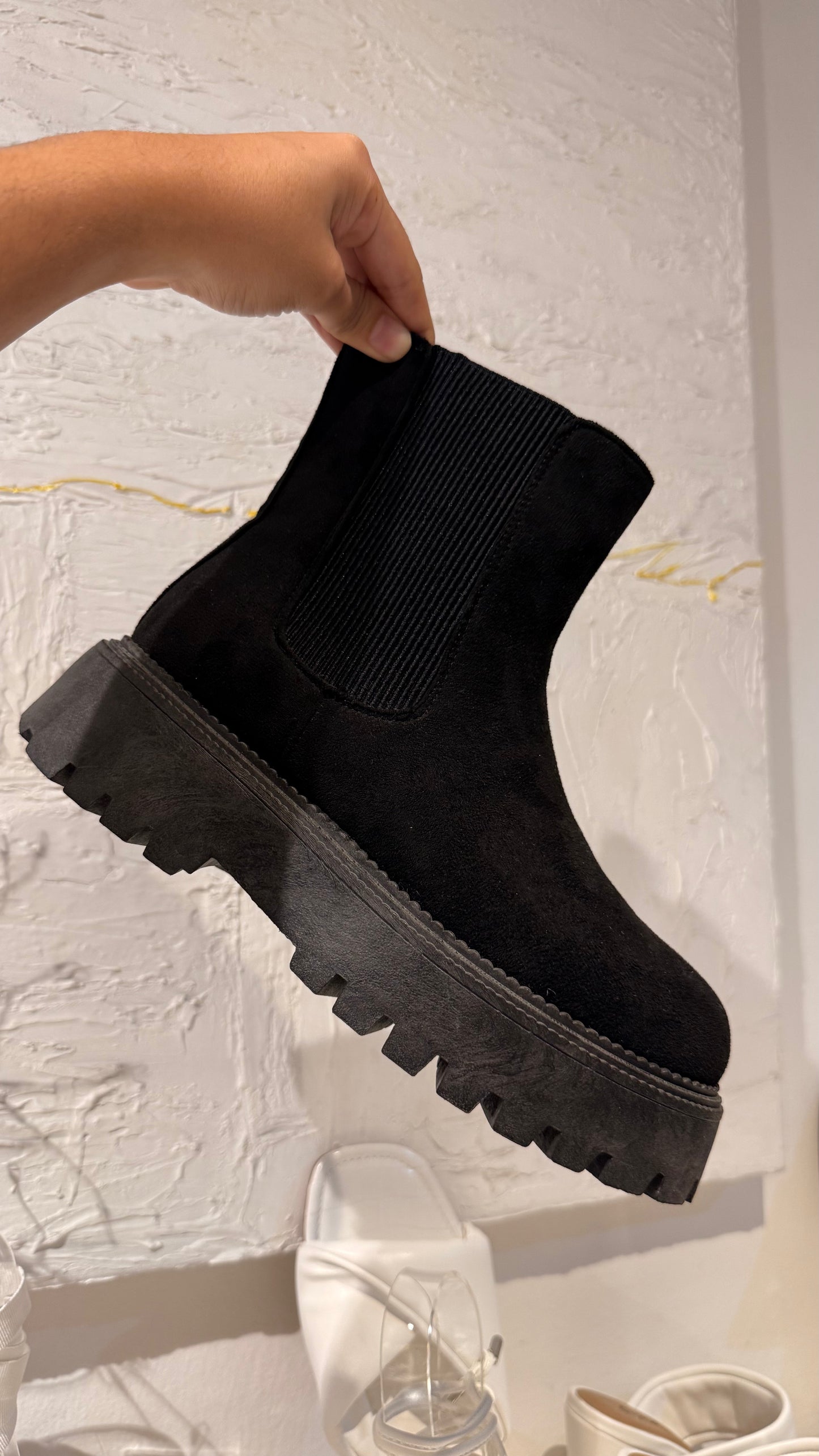 BOTINES PLANOS CON PLATAFORMA DE GAMUZA NEGRO