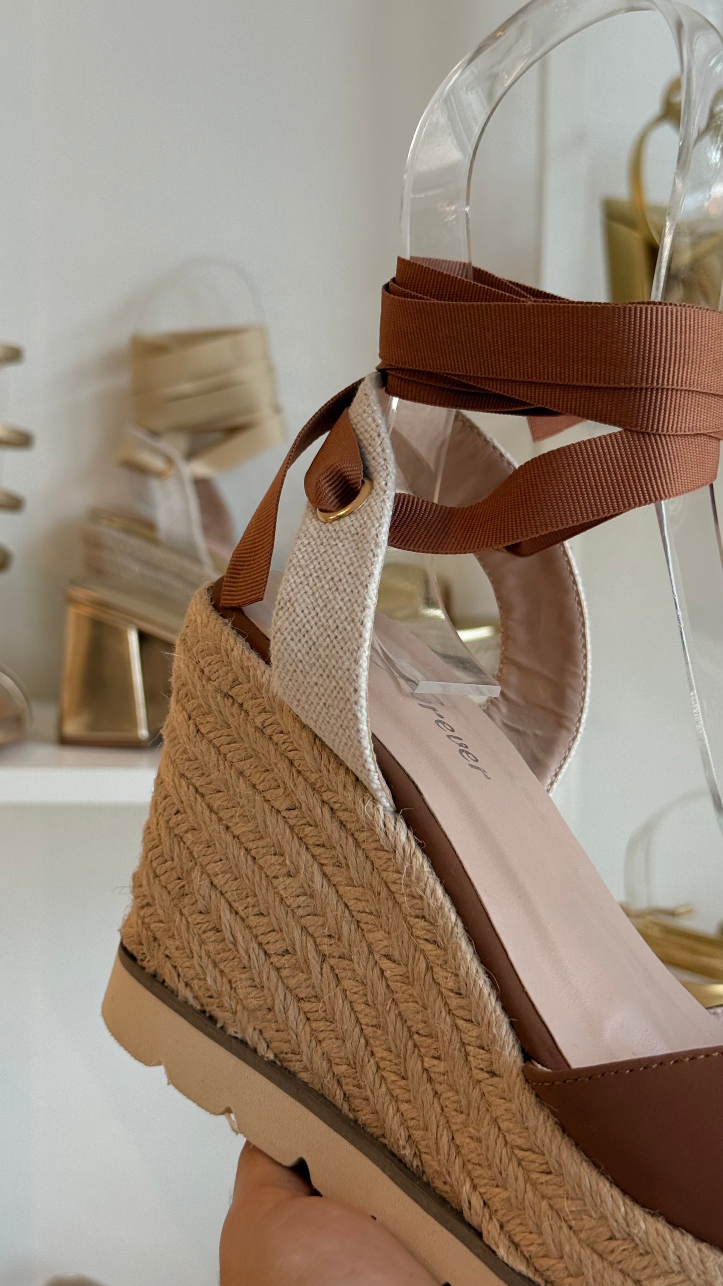 ALPARGATA DE PLATAFORMA CAMEL CON LISTONES