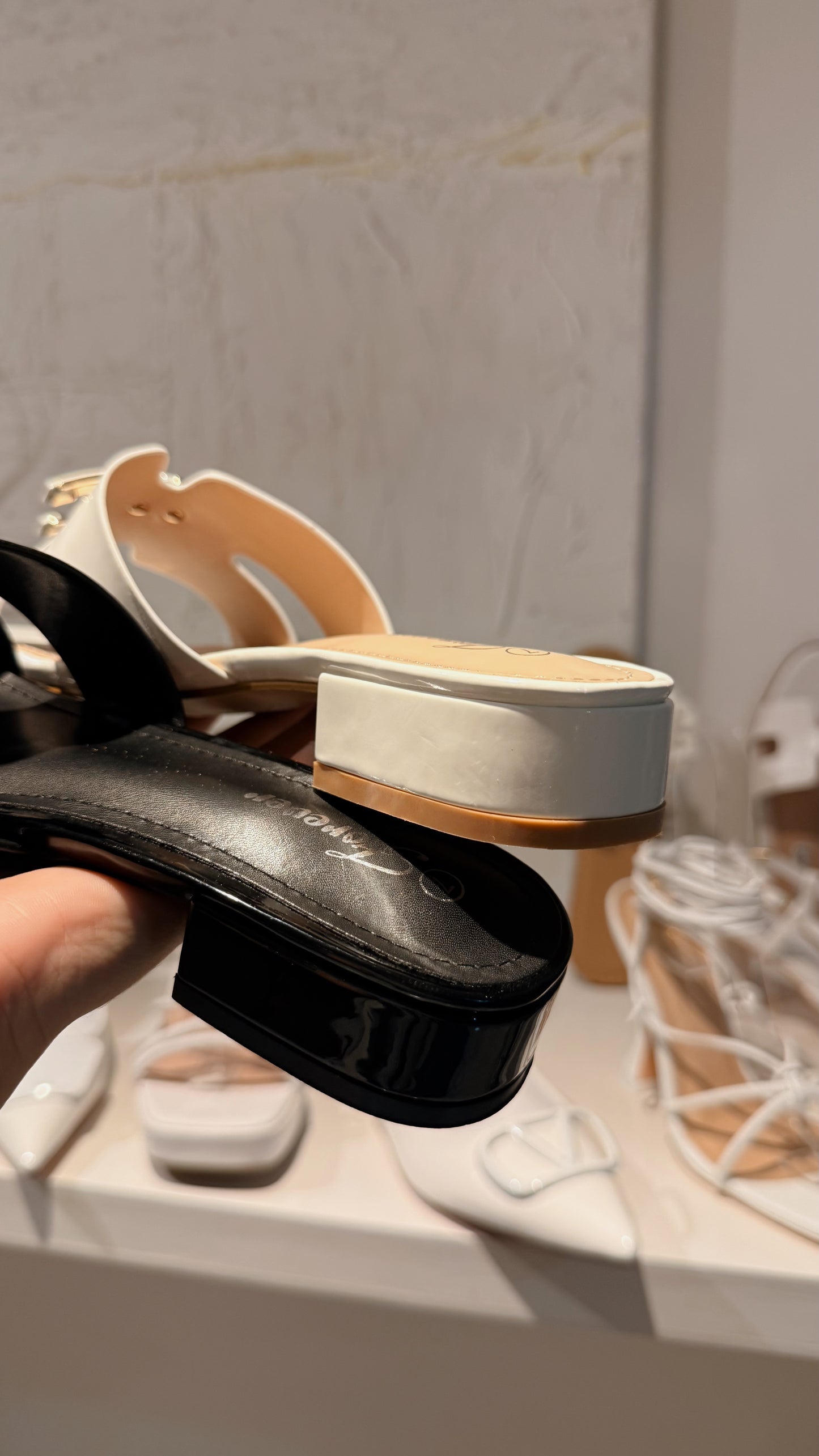 SANDALIAS DE CHAROL BLANCAS CON TACONCITO