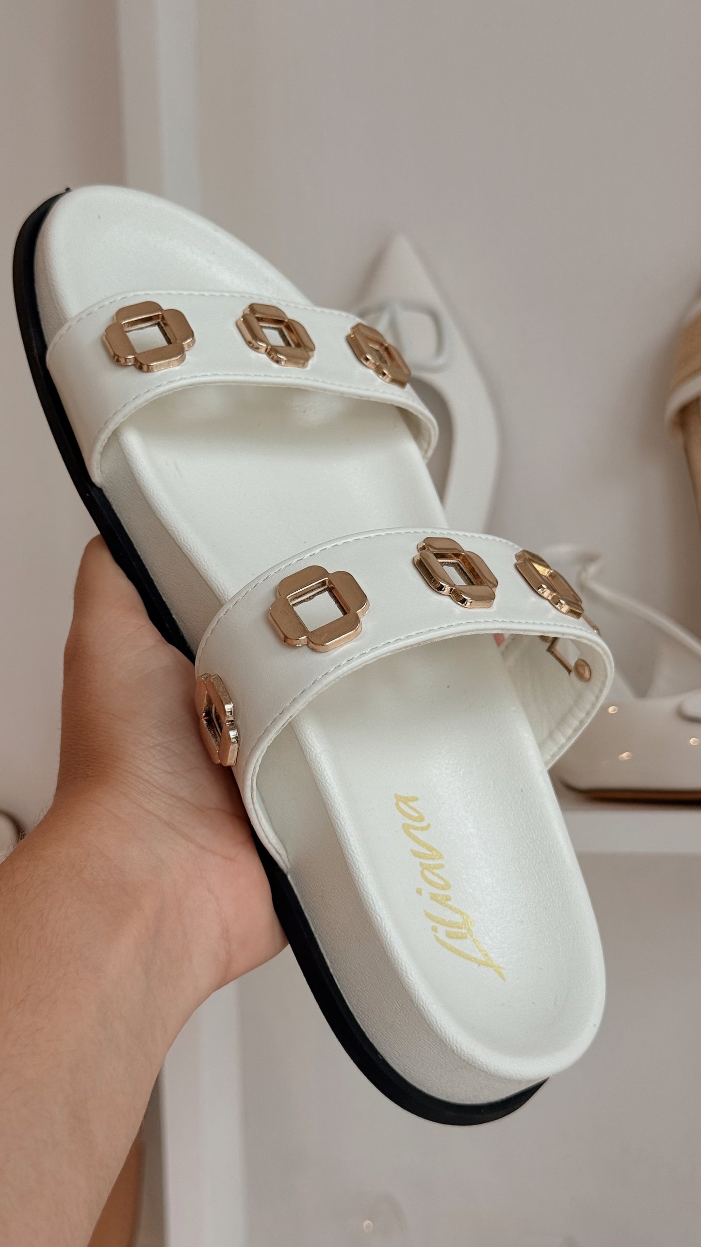 SANDALIAS DOS STRAPS CON DETALLES DORADOS
