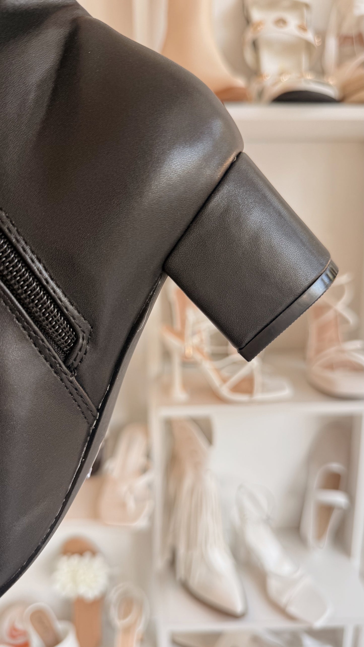 BOTAS CON FORRO NEGRO TACÓN GRUESO