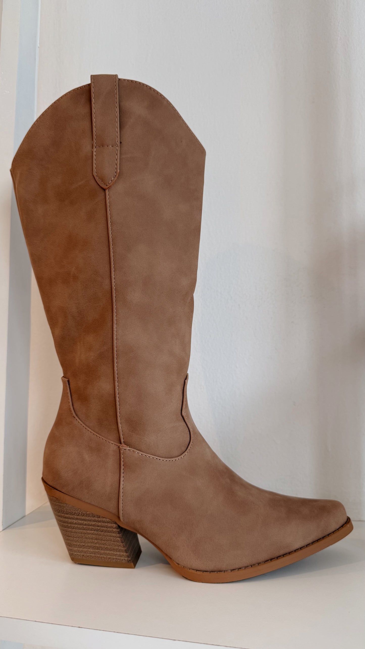 COWBOY BOOTS LISAS FOREVER CAFÉ