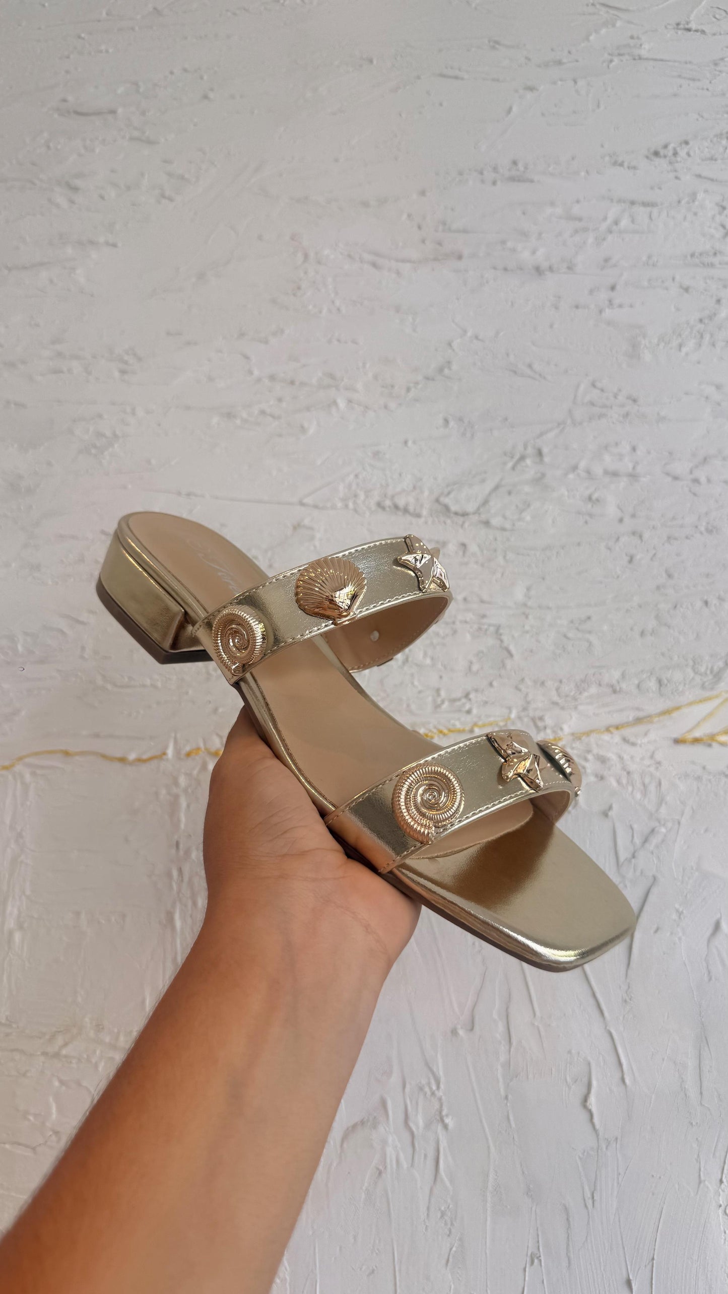 BEACH SANDALS DORADAS