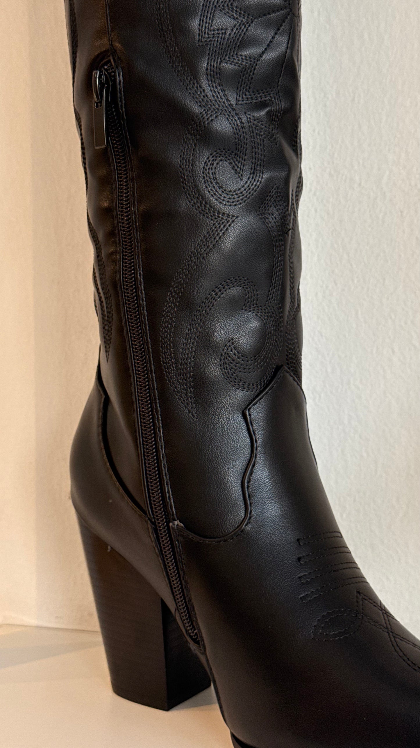 MAXI COWBOY BOOTS NEGRAS DE TACÓN FOREVER