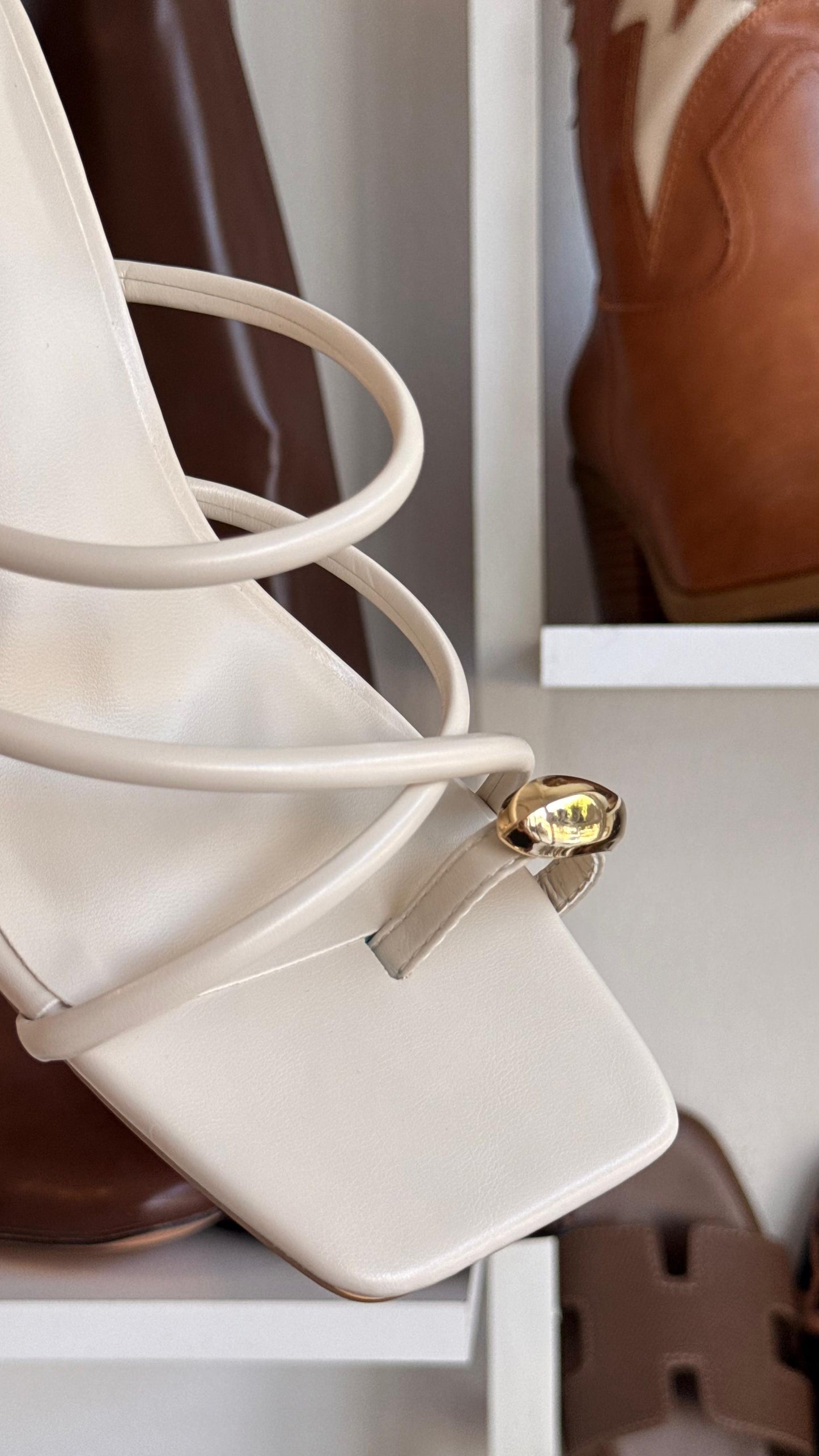 BLOCK HEELS LATTE CON ANILLO