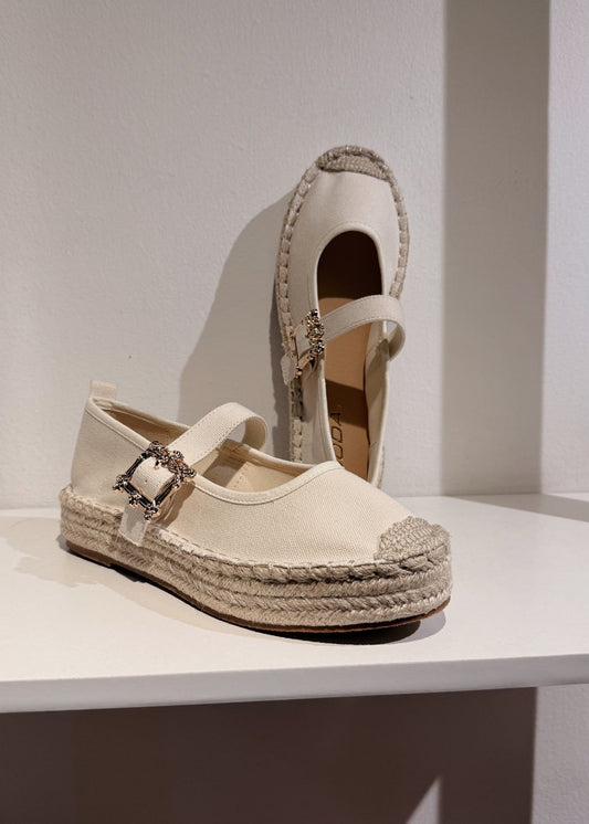 ALPARGATA DE MANTA LATTE DE PLATAFORMA CON BROCHE DORADO