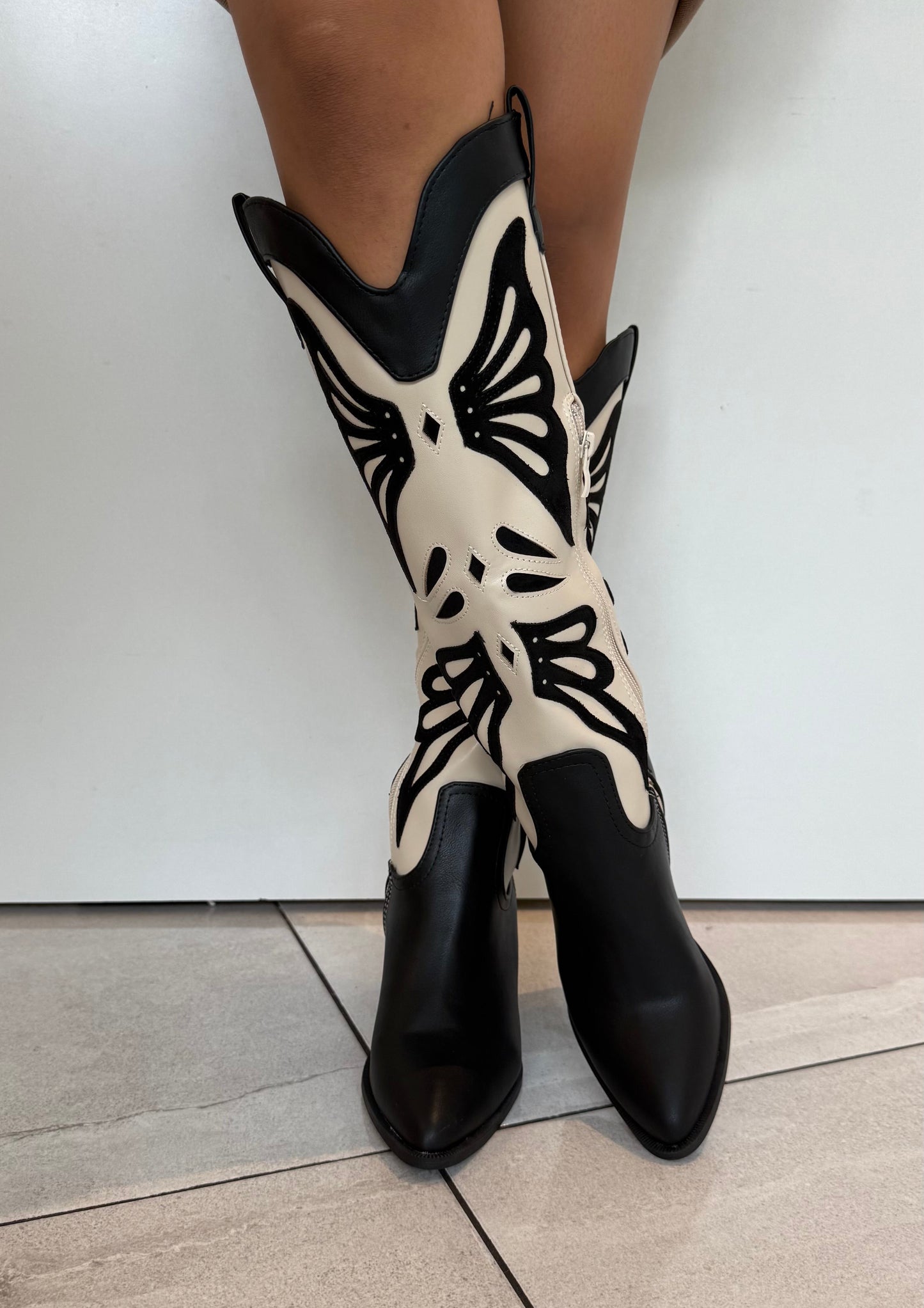 COWBOY BOOTS BLACK & WHITE