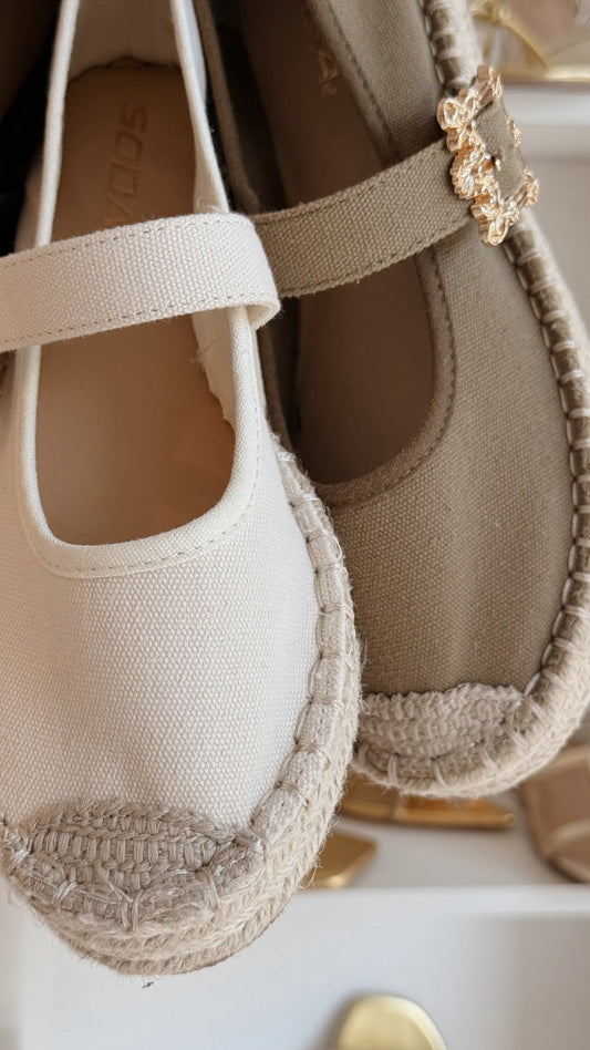 ALPARGATA VERDE DE PLATAFORMA CON BROCHE DORADO