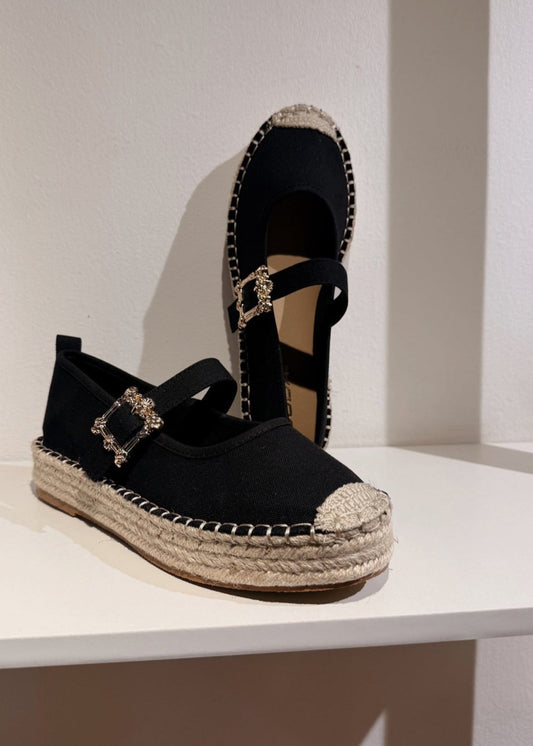 ALPARGATA NEGRA DE PLATAFORMA CON BROCHE DORADO