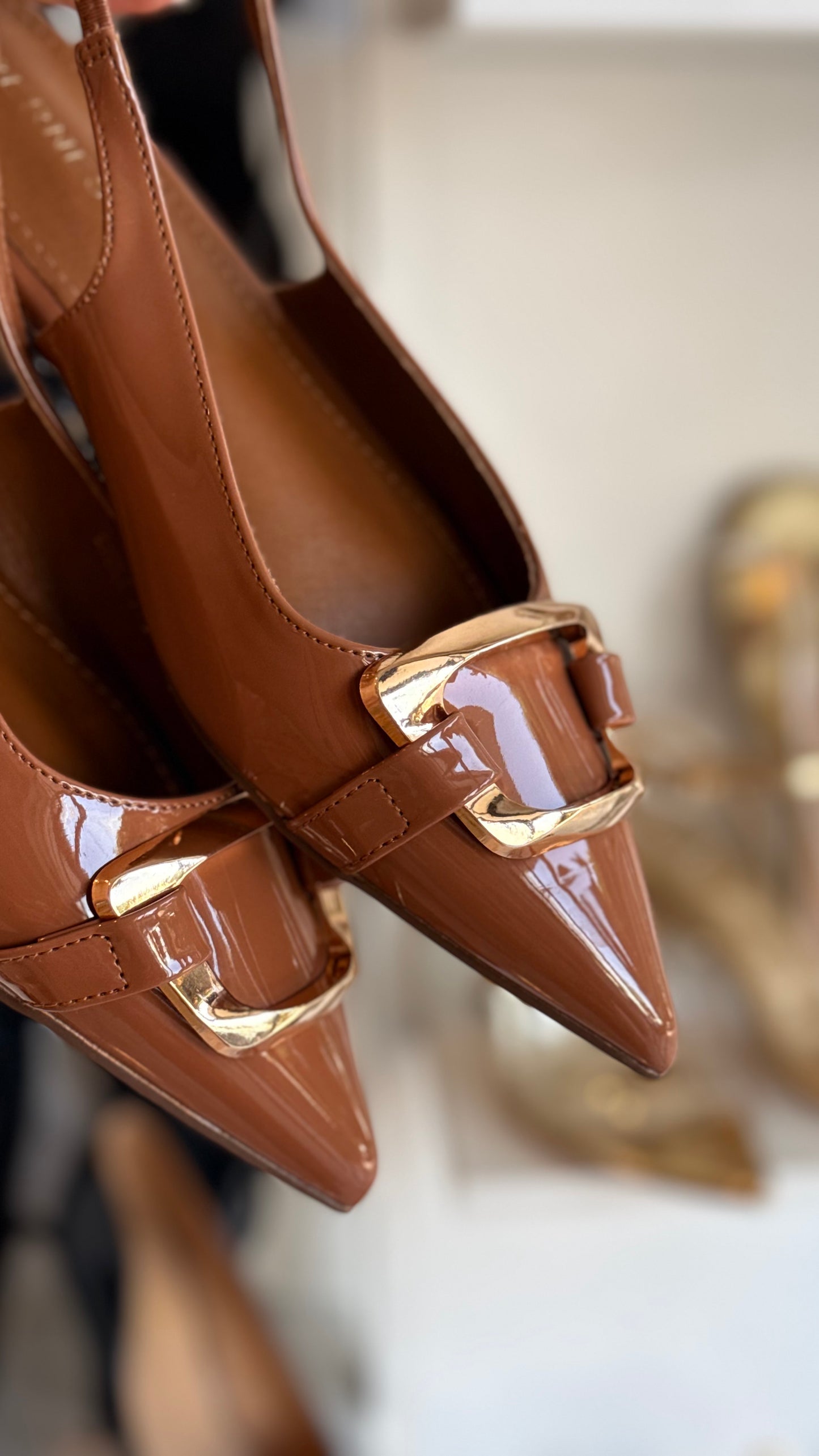 MULES DETALLE DORADO CAPUCHINO