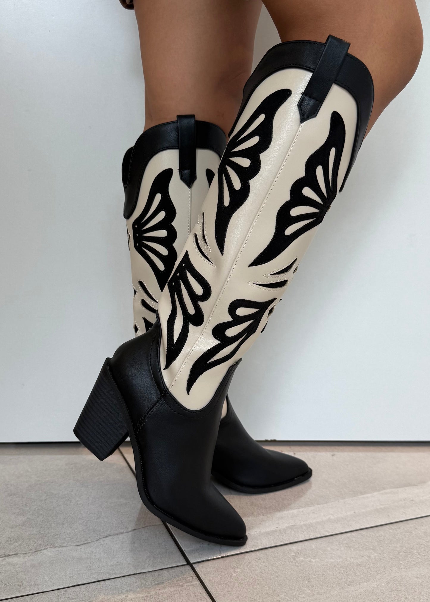 COWBOY BOOTS BLACK & WHITE