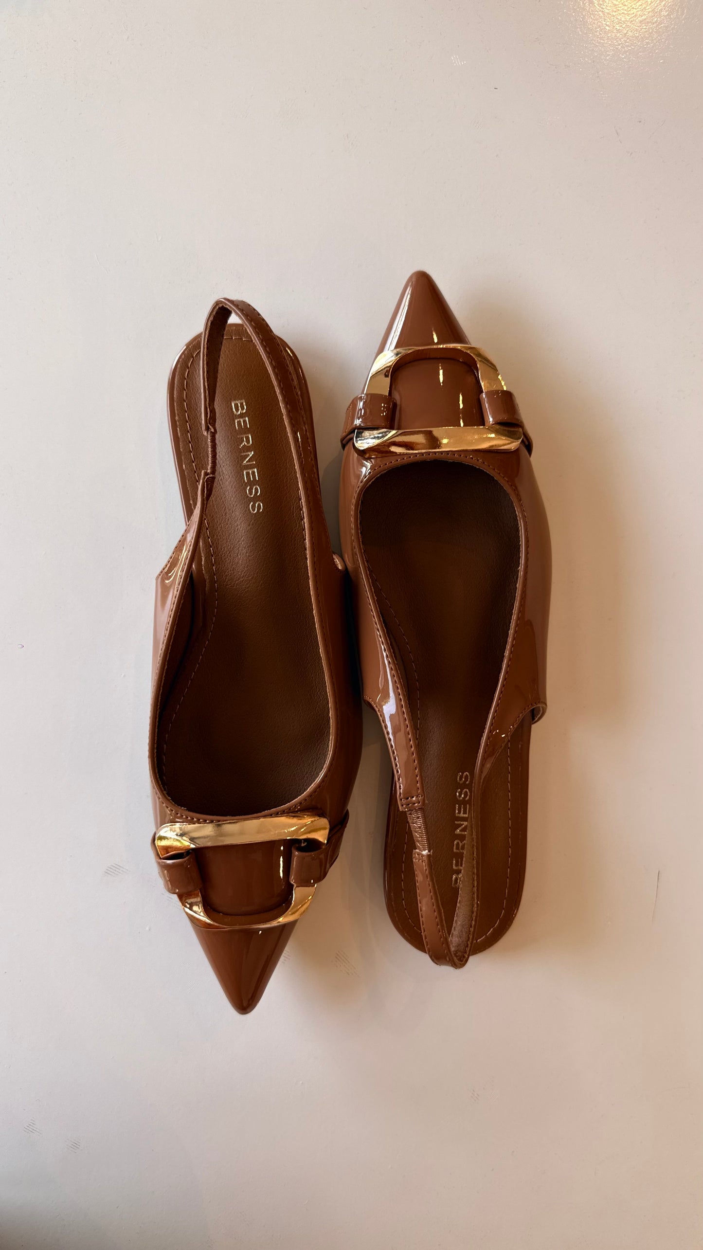 MULES DETALLE DORADO CAPUCHINO