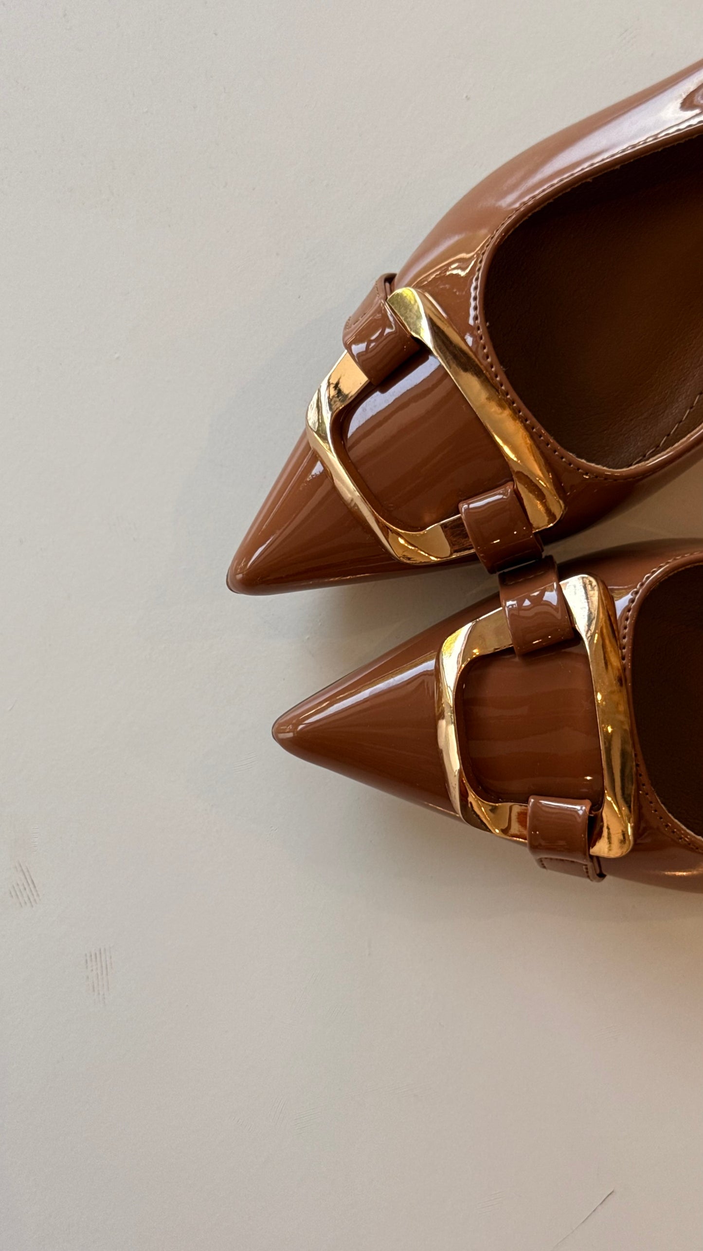 MULES DETALLE DORADO CAPUCHINO