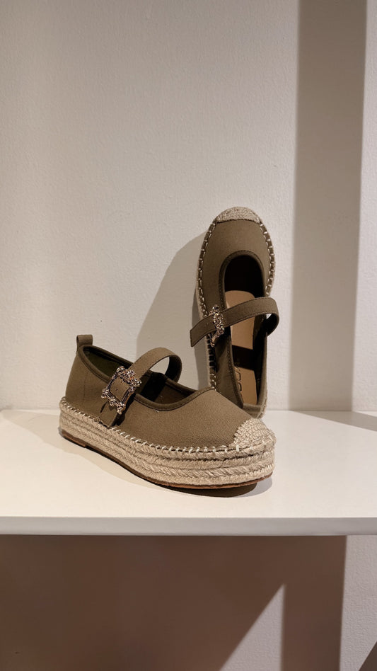 ALPARGATA VERDE DE PLATAFORMA CON BROCHE DORADO