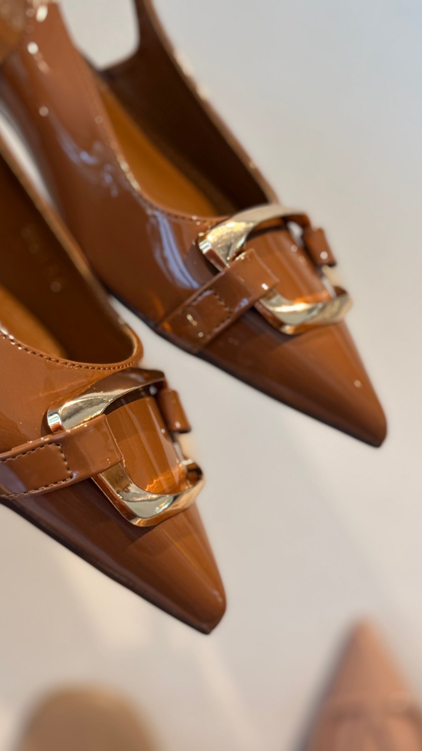 MULES DETALLE DORADO CAPUCHINO