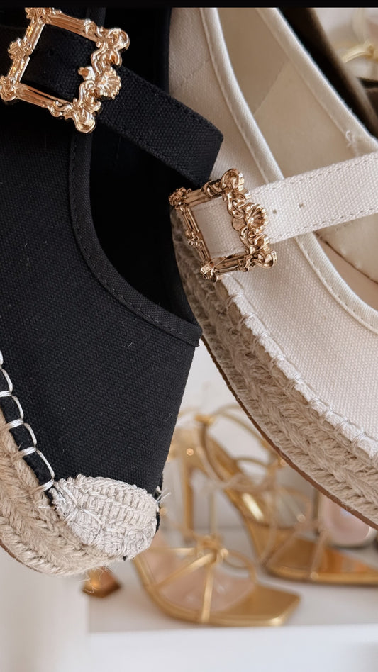 ALPARGATA NEGRA DE PLATAFORMA CON BROCHE DORADO