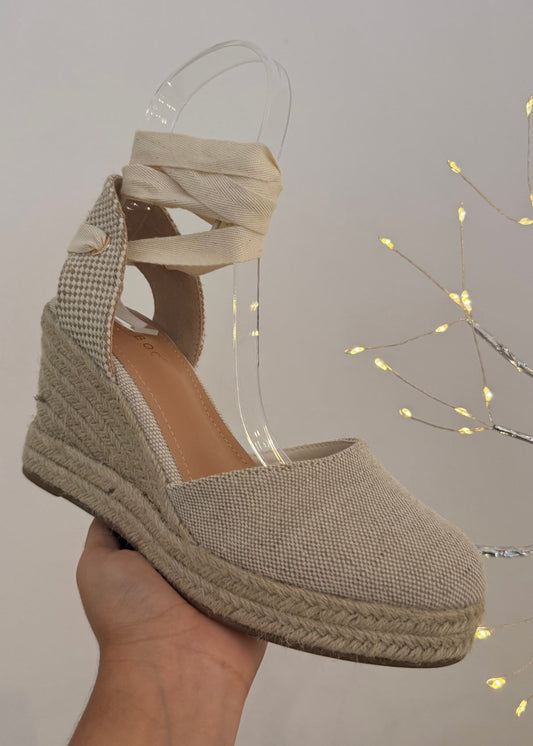 ALPARGATA LATTE CERRADA CON LISTONES