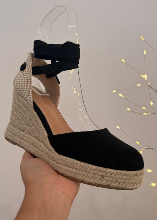 ALPARGATA NEGRA DE GAMUZA CON LISTONES