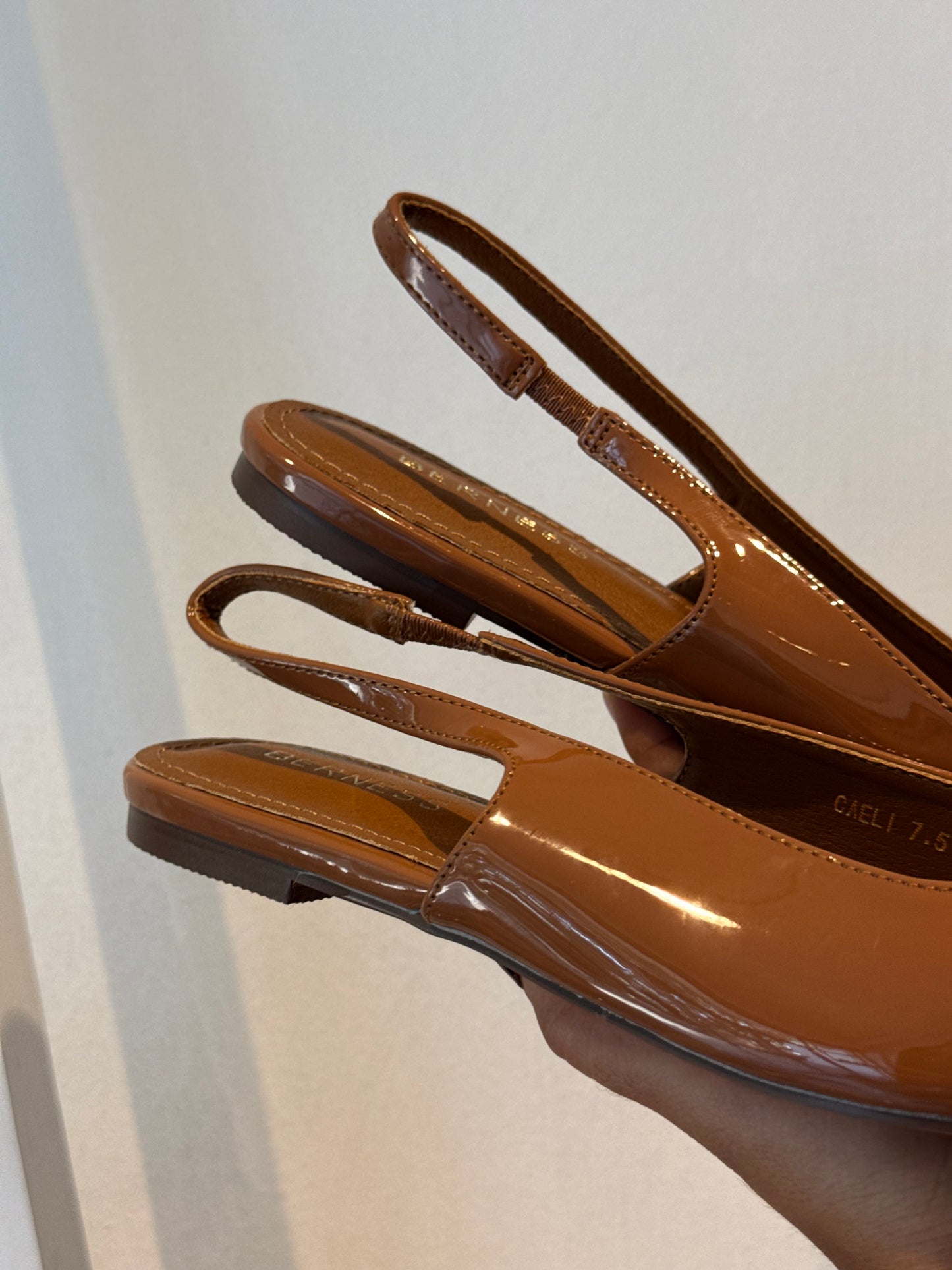 MULES DETALLE DORADO CAPUCHINO