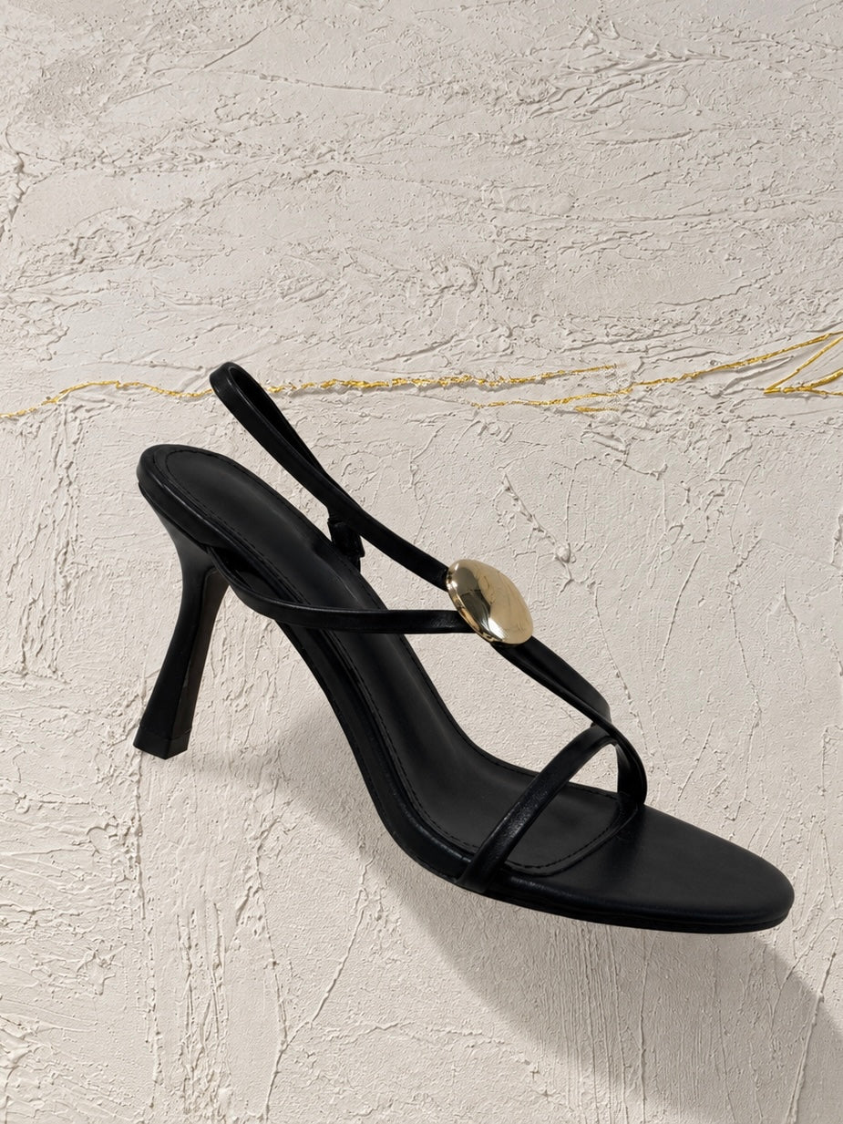 HEELS NEGRO DETALLE DORADO