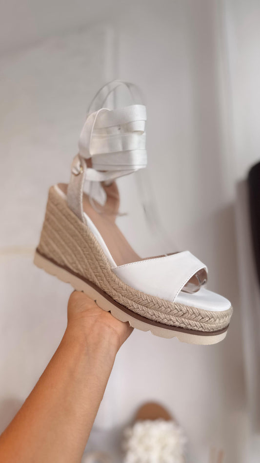 ALPARGATA DE PLATAFORMA BLANCA CON LISTONES