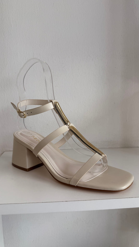 BLOCK HEELS CON DETALLE DORADO LATTE