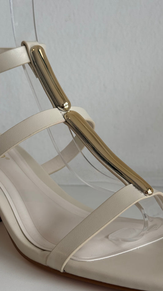 BLOCK HEELS CON DETALLE DORADO LATTE