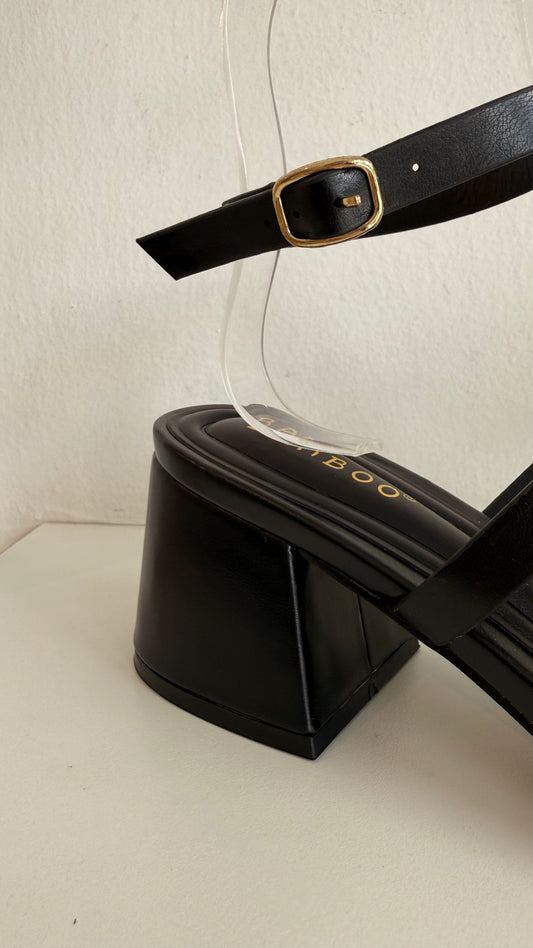 BLOCK HEELS NEGROS CON DETALLE DORADO