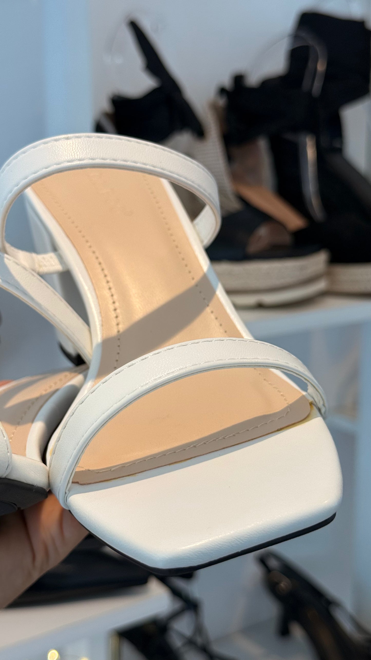 BASIC BLOCK HEELS BLANCOS