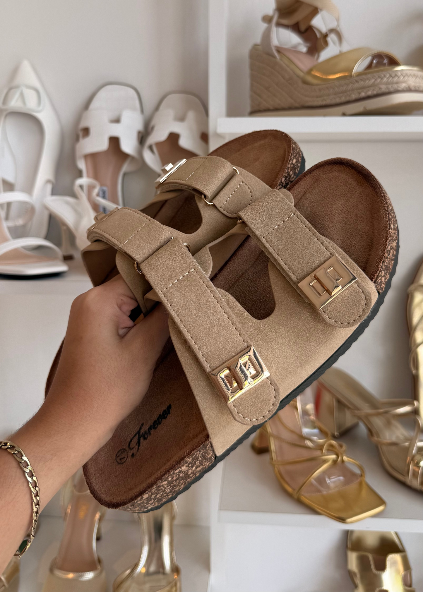 SANDALIAS DOS BROCHES GAMUZA SUELA CORCHO