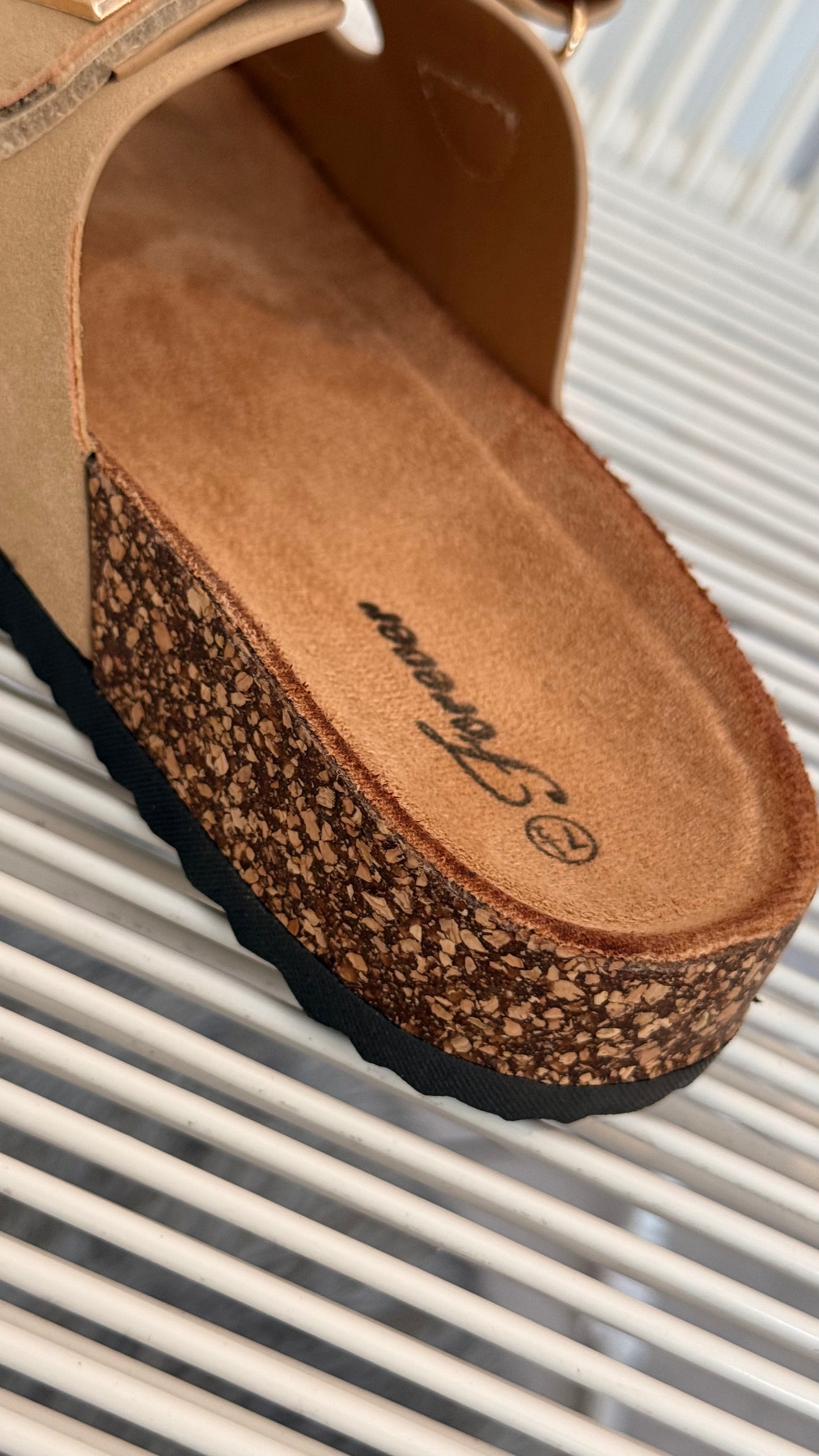 SANDALIAS DOS BROCHES GAMUZA SUELA CORCHO