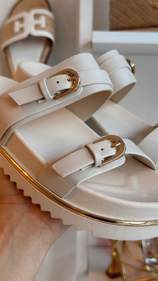 SANDALIAS LATTE CON DETALLE DORADO