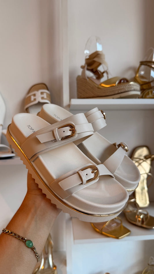 SANDALIAS LATTE CON DETALLE DORADO